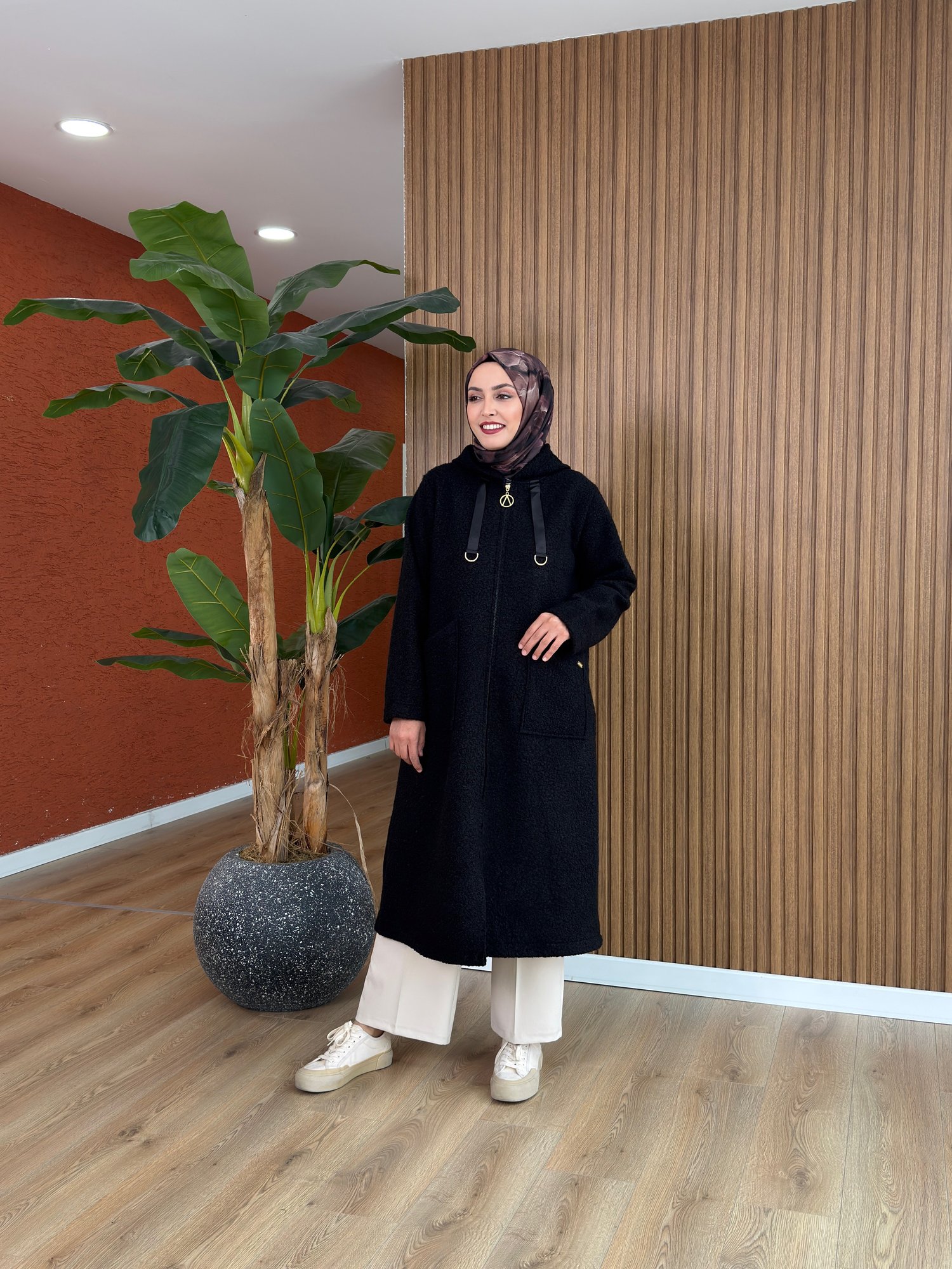 Dila Kuzu Kap-Siyah