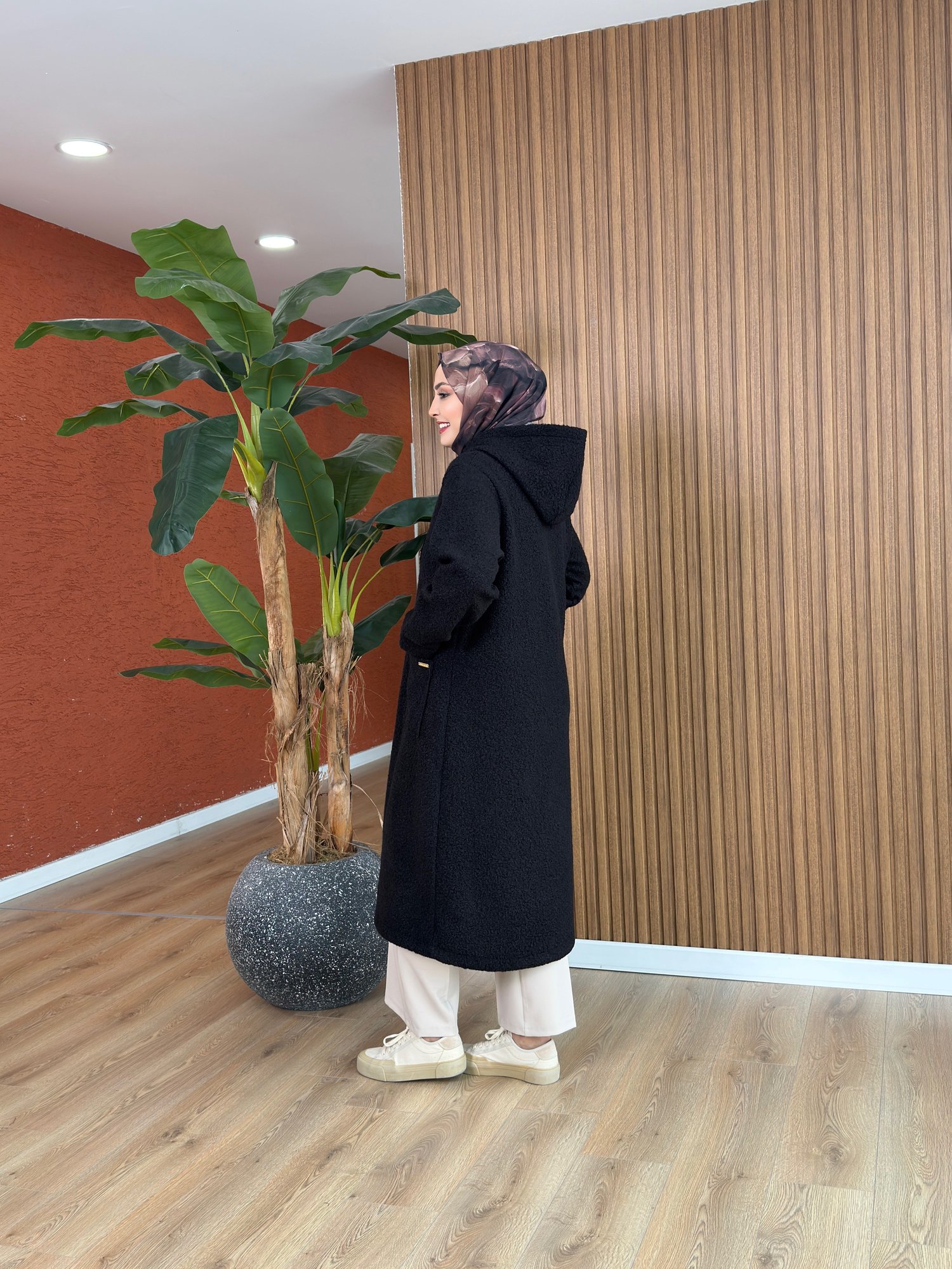 Dila Kuzu Kap-Siyah
