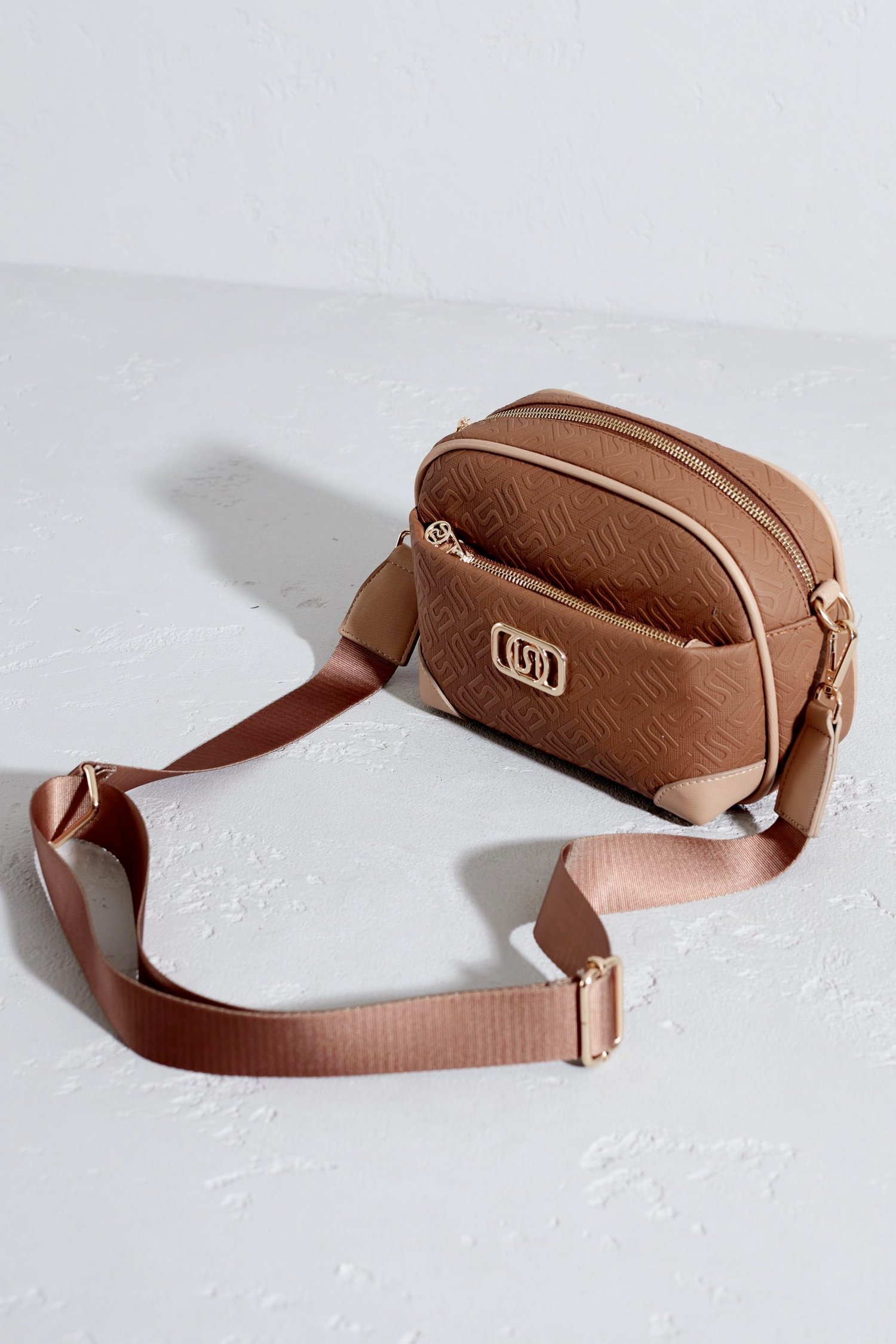 Sarach Monogram Ön ve Arkada Fermuarlı Cep Detaylı Ayarlanabilir Kolon Askılı Çanta