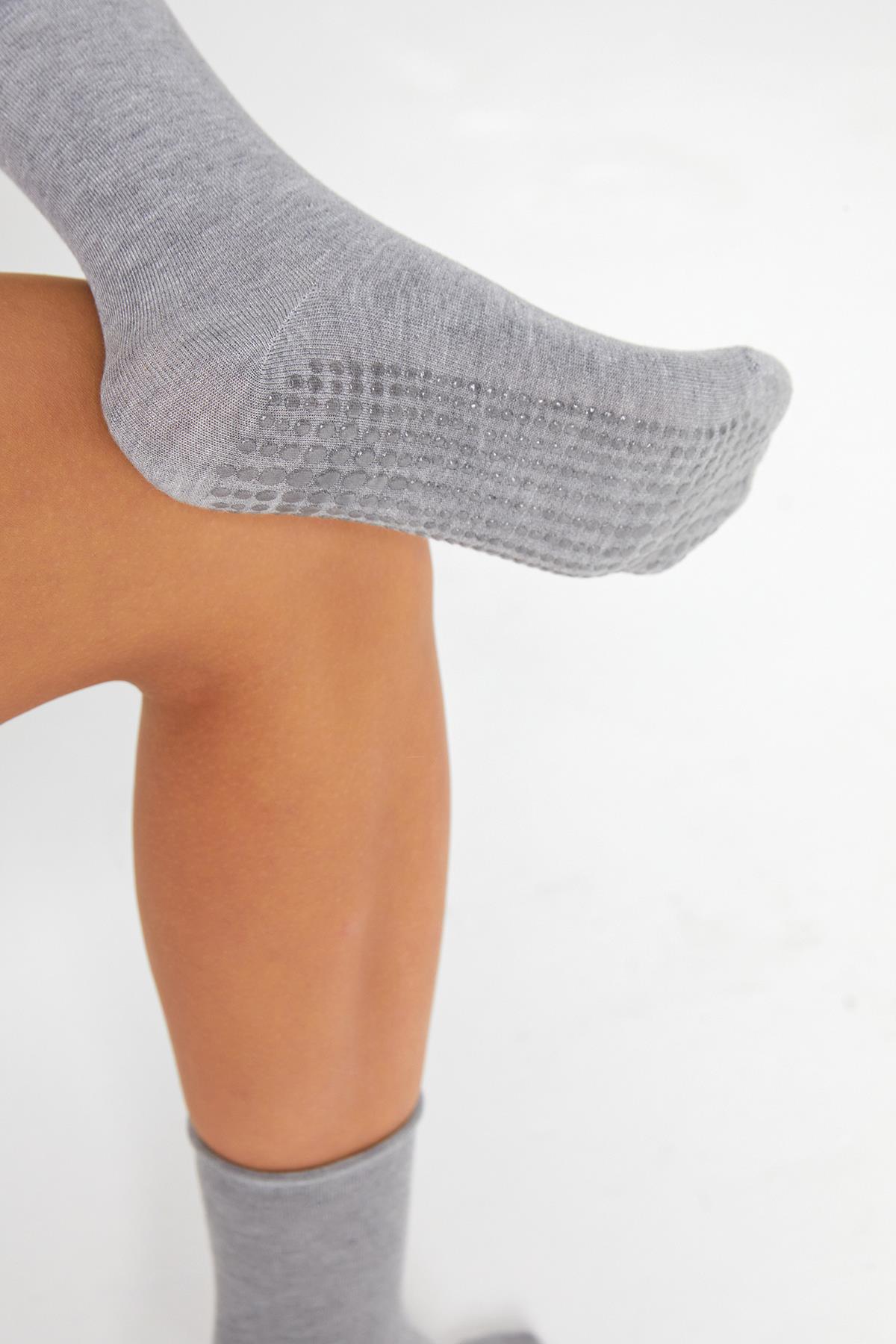 Bambu Kaydırmaz Taban Silikonlu Hac Umre Tavaf Hamile Pilates Yoga Lastiksiz Gri Çorap