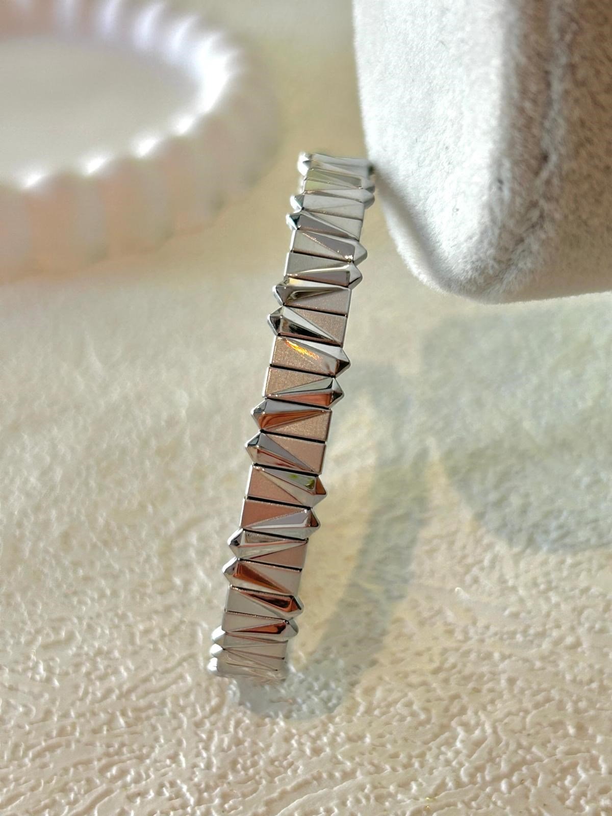 Geometrik Desen Lastikli Çelik Bileklik (6mm)