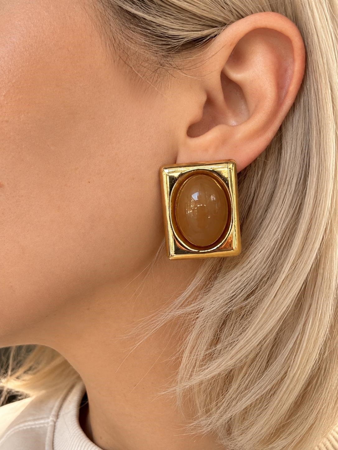 Kahve Oval Detaylı Gold Küpe