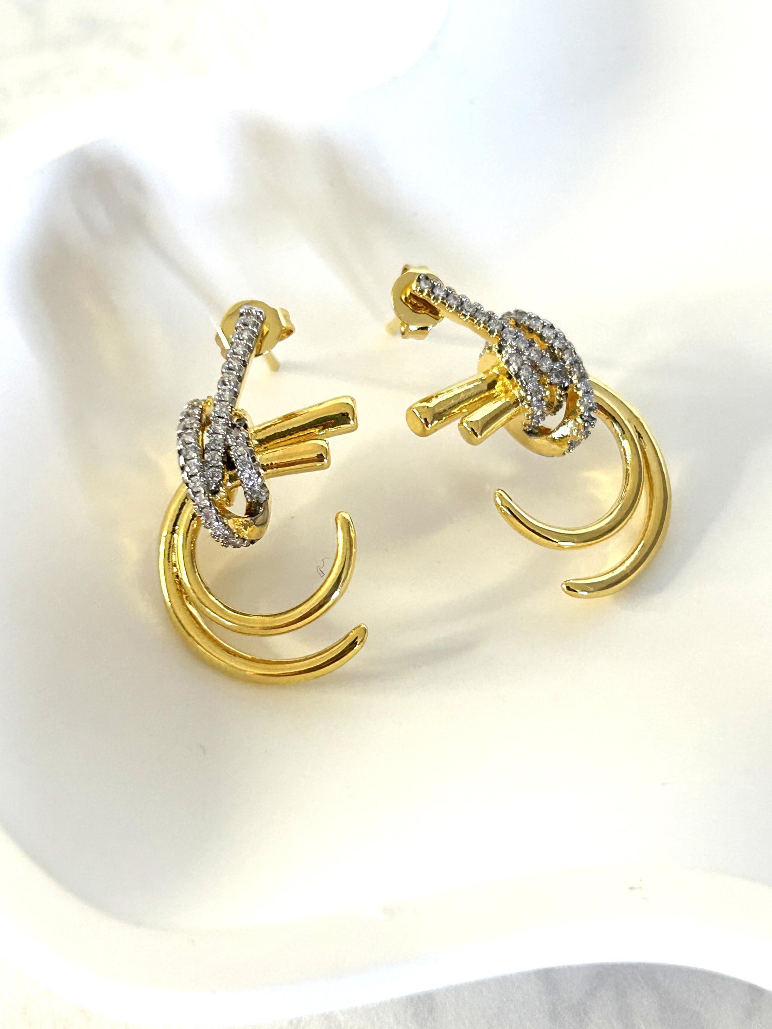 Premium Zirkon Taşlı Tasarım Çengel Gold Küpe