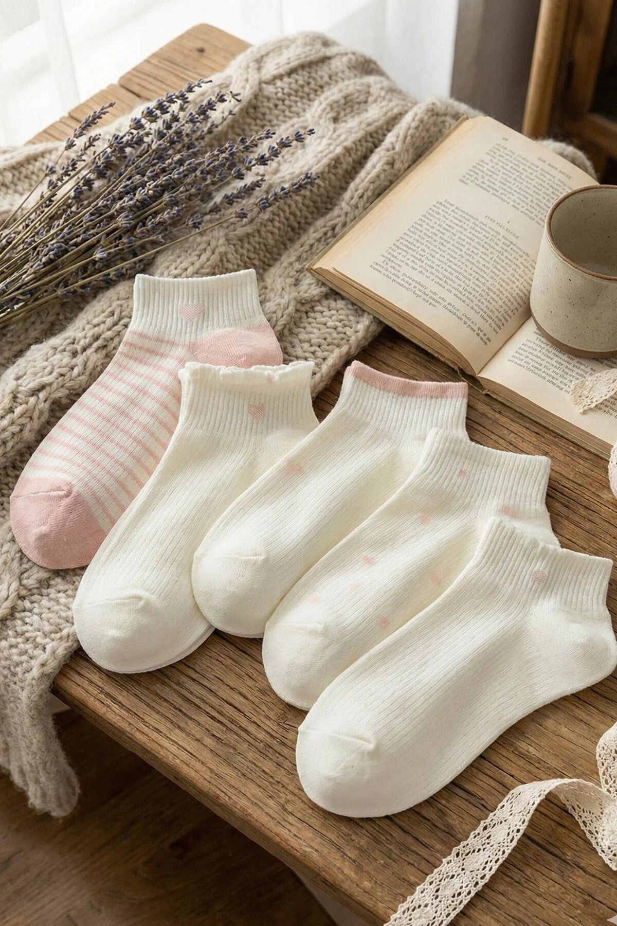  5 Çift Soft Kalp Desenli Krem Kadın Çorapbgkcorap.com'da yer alan 5 Çift Soft Kalp Desenli Krem Kadın Çorap, pamuk materyalden üretilmiş olup, yumuşak dokusuyla gün boyu rahatlık sağlar. Hem kadın hem de erkek kullanımına uygun olan bu unisex çorap, BGK markasıyla öne çıkıyor. Kalite ve konforu 