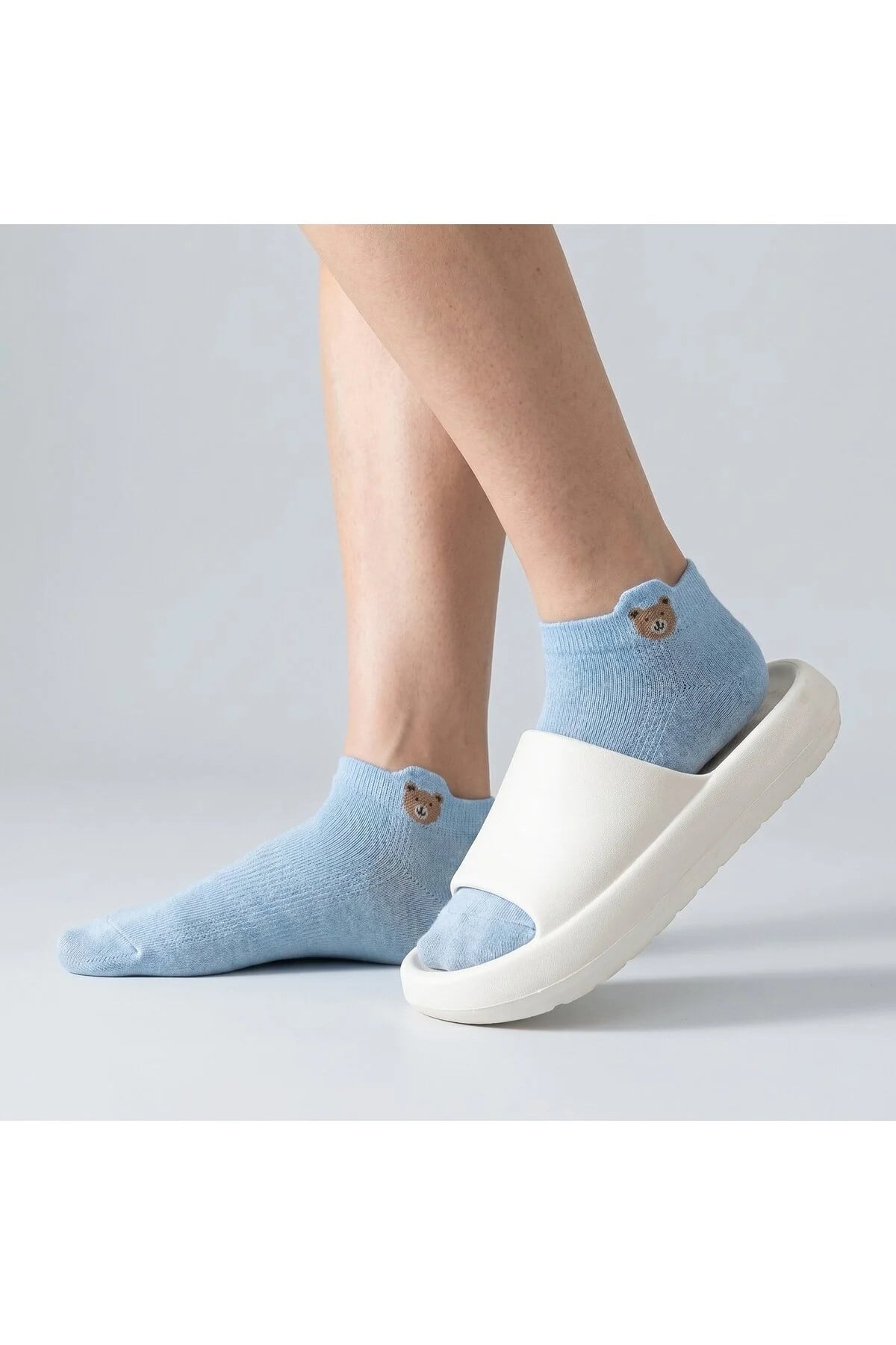 5 Çift Cute Bear Desenli Kadın Çorapbgkcorap.com'da bulabileceğiniz 5 çift sevimli ayı desenli kadın çorabı, şık ve eğlenceli bir görünüm sunar. Farklı kombinler için ideal olan bu çoraplar, günlük kullanımda çeşitlilik sağlar. Ürün adı: 5 Çift Cute Bear Desenli Kadın Çorap. Marka: BGK.