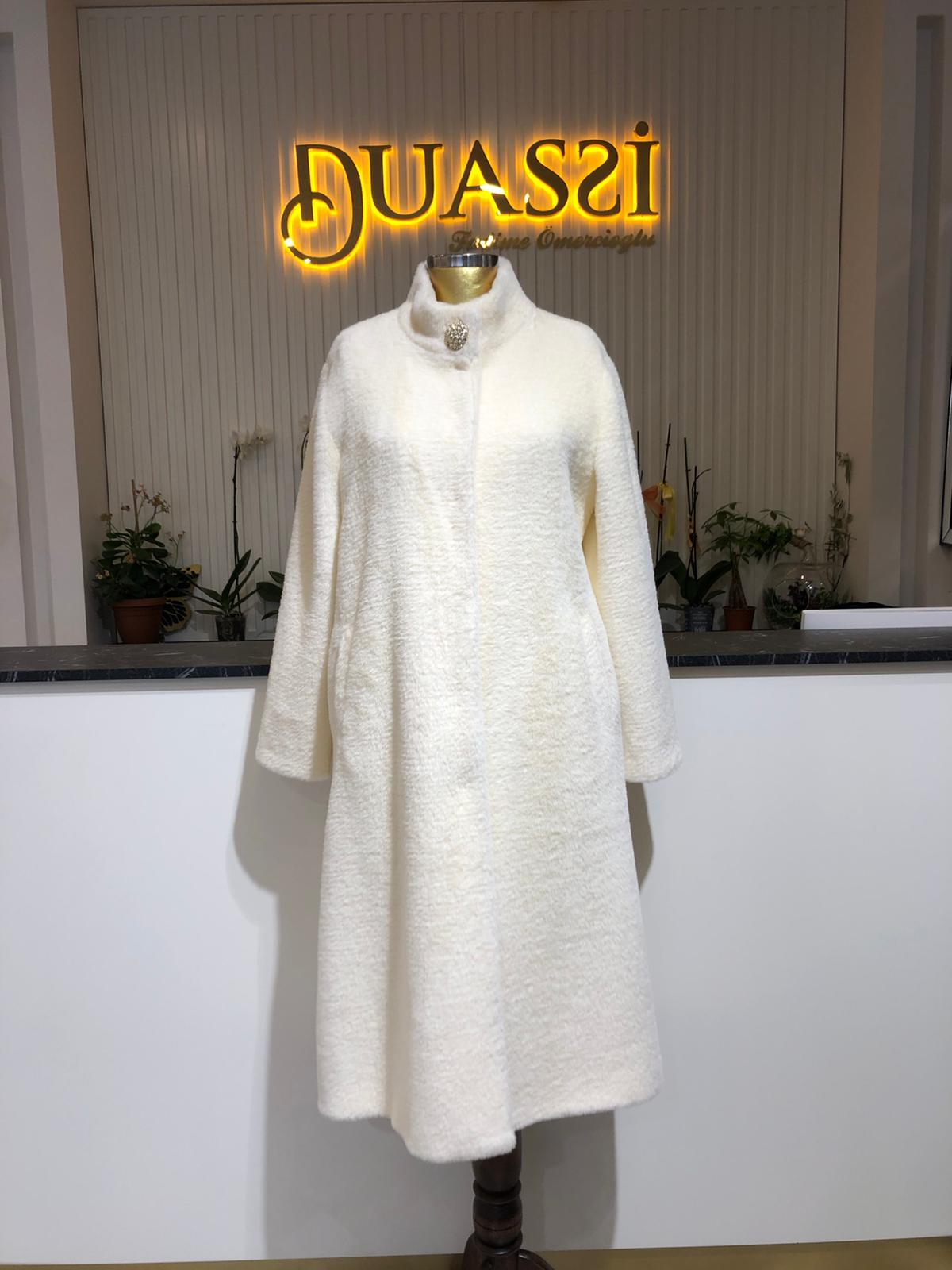 Broş Detaylı Angora Kaşmir Kaban 6489 - Beyaz