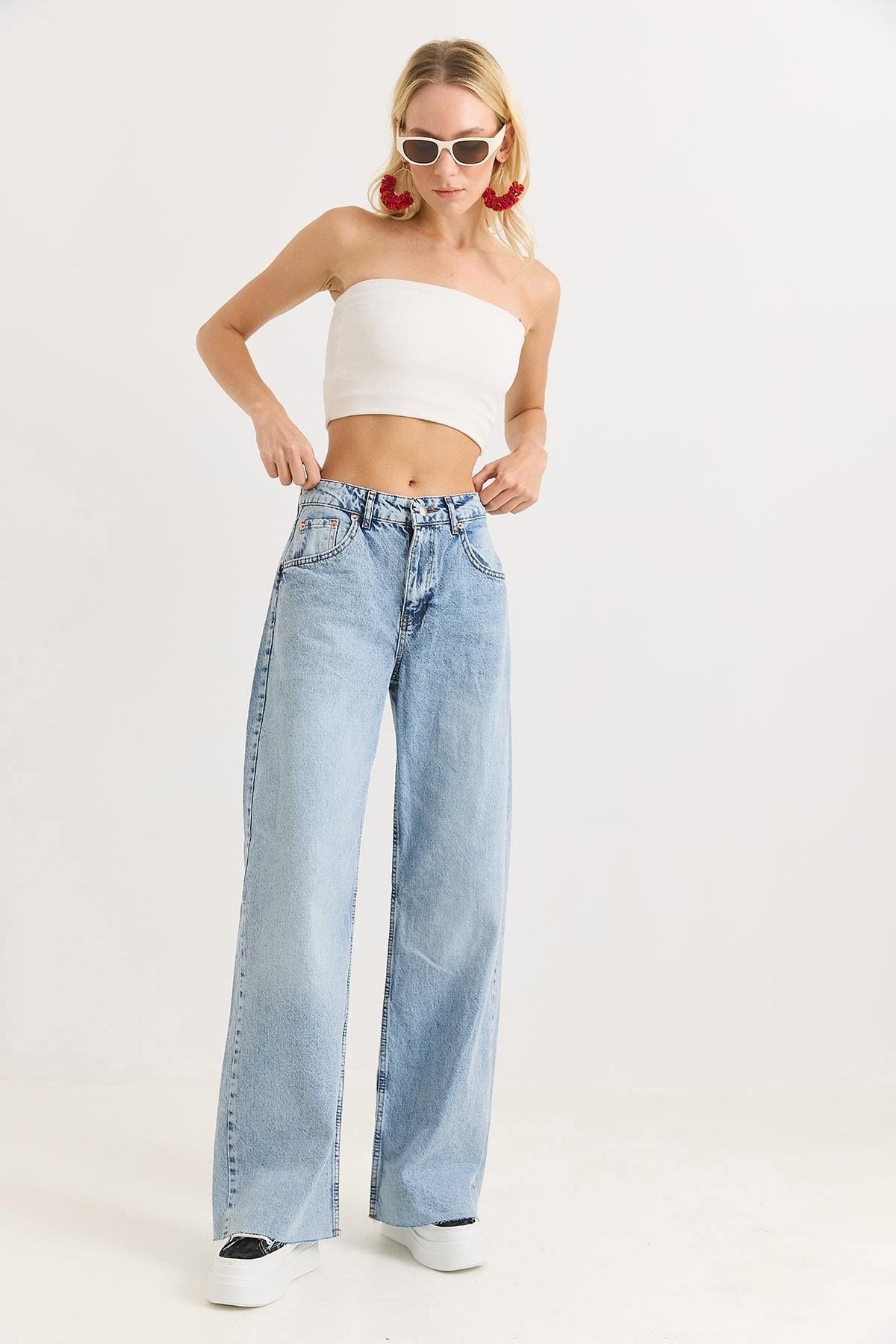 Açık Mavi Kesik Paça Jeans