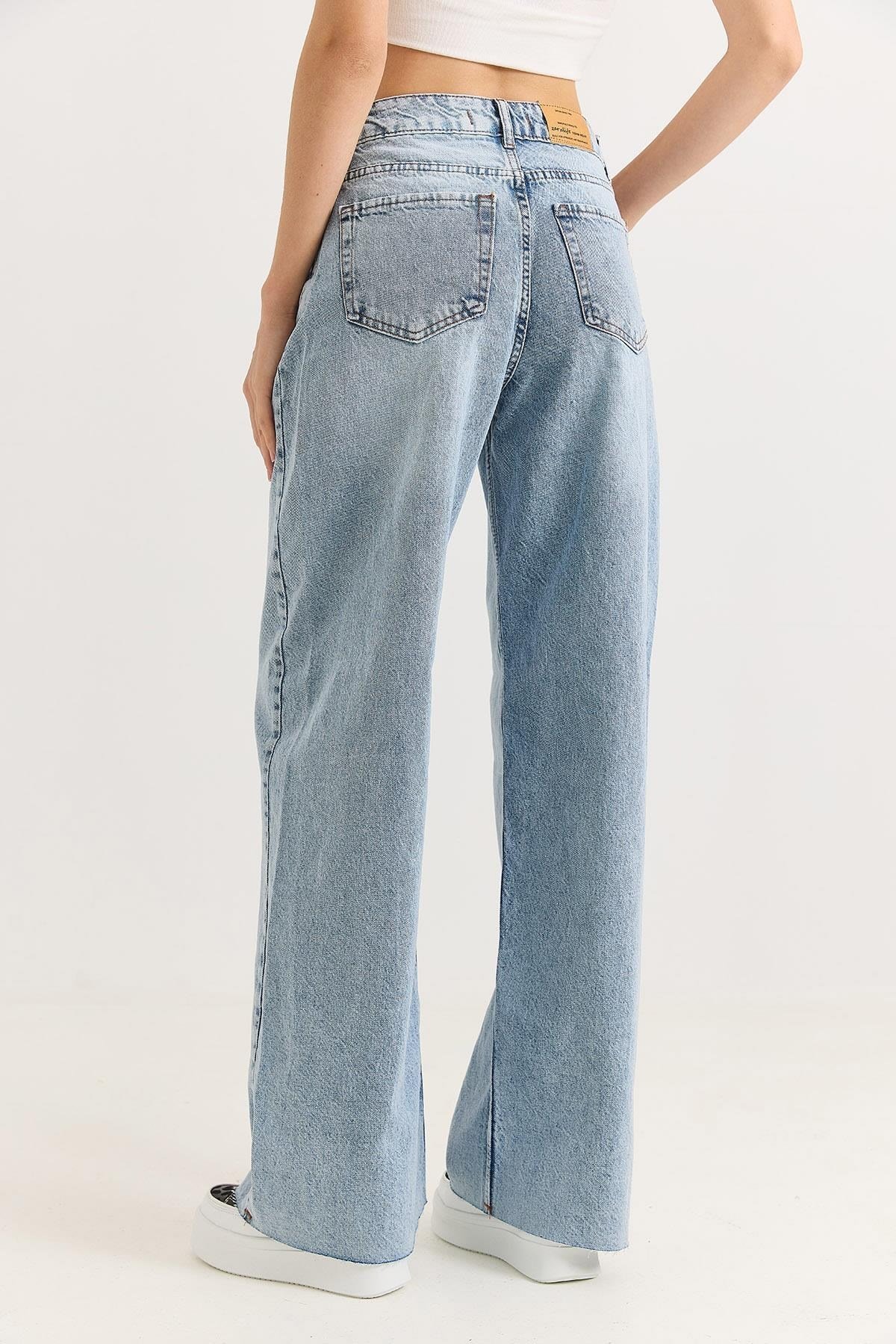 Açık Mavi Kesik Paça Jeans