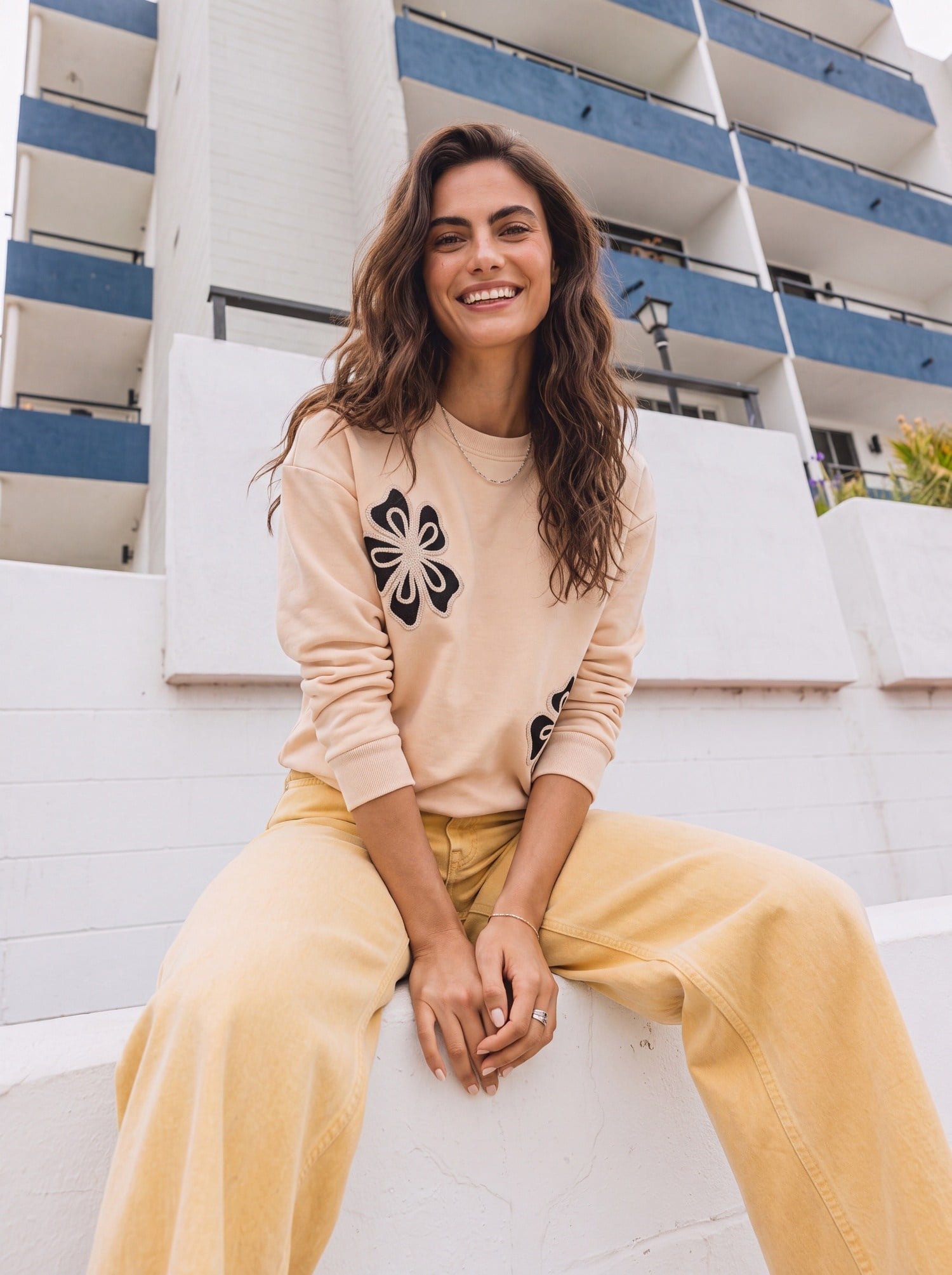 Bej Çiçek Nakışlı Sweatshirt