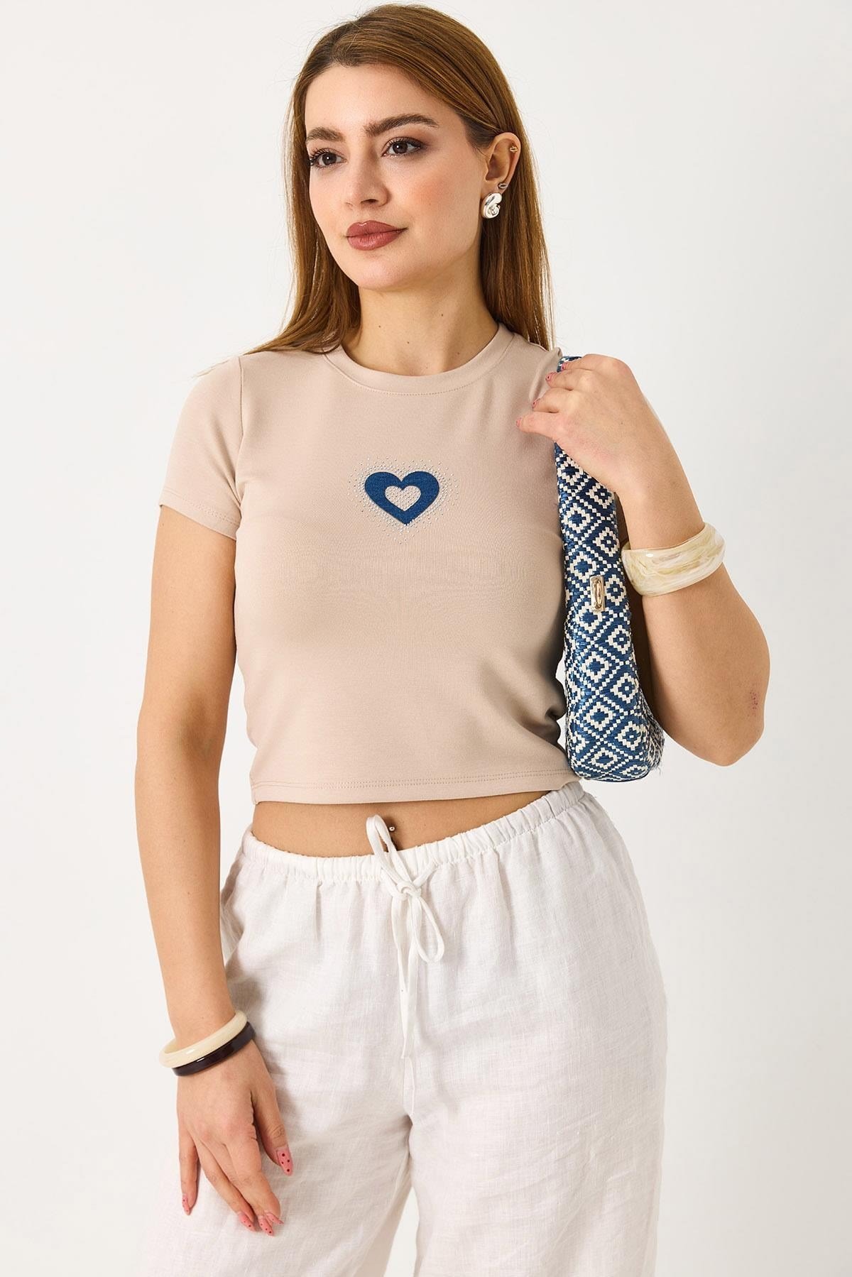 Bej Kalp Nakışlı Crop Bluz