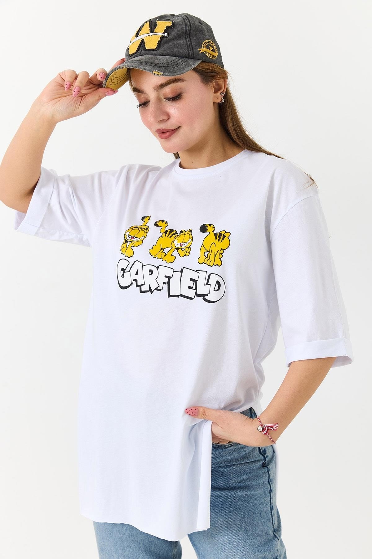 Beyaz Garfield Baskılı Yırtmaçlı Tişört