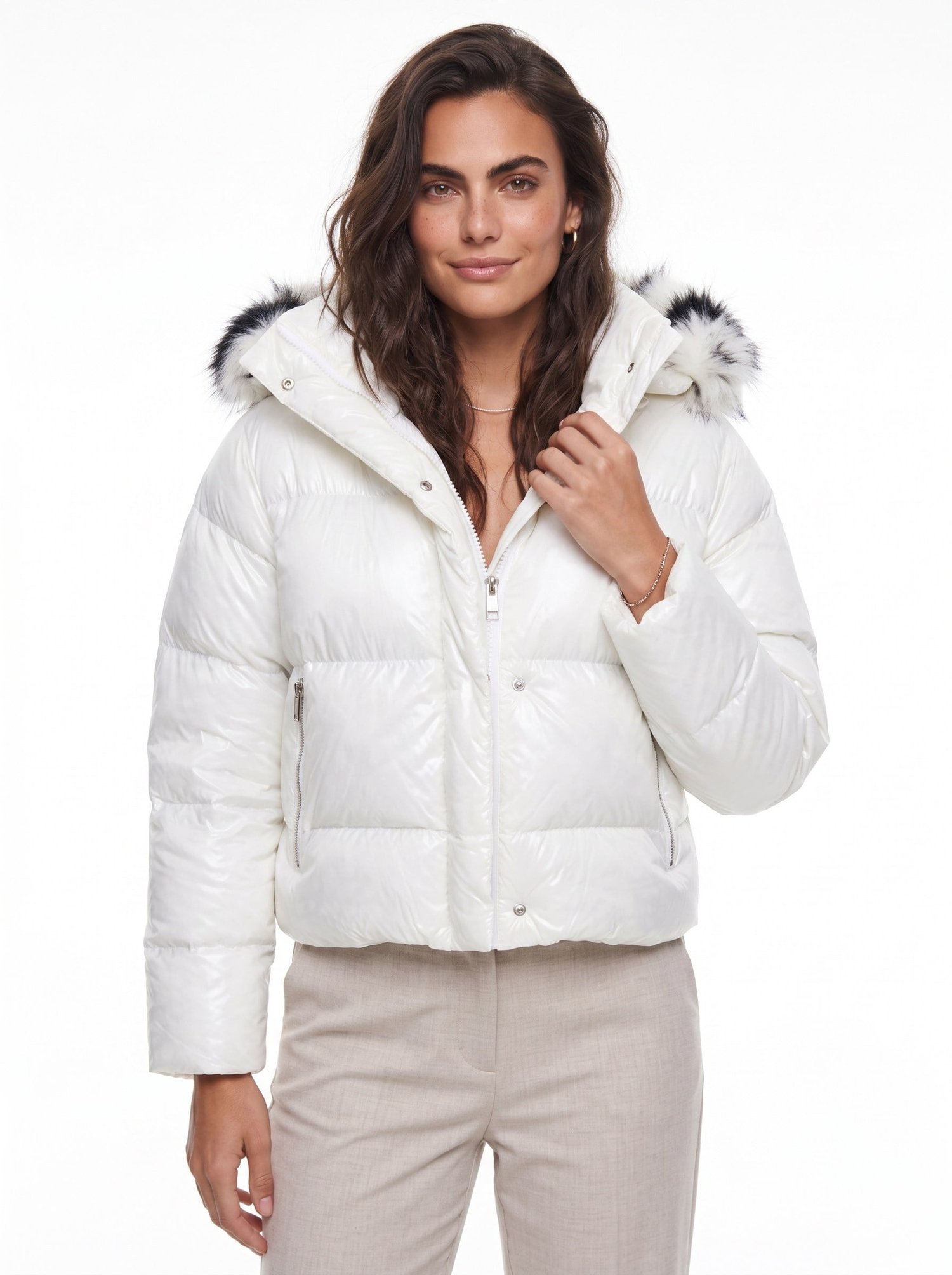 Beyaz Kapüşonlu Kısa Puffer Mont