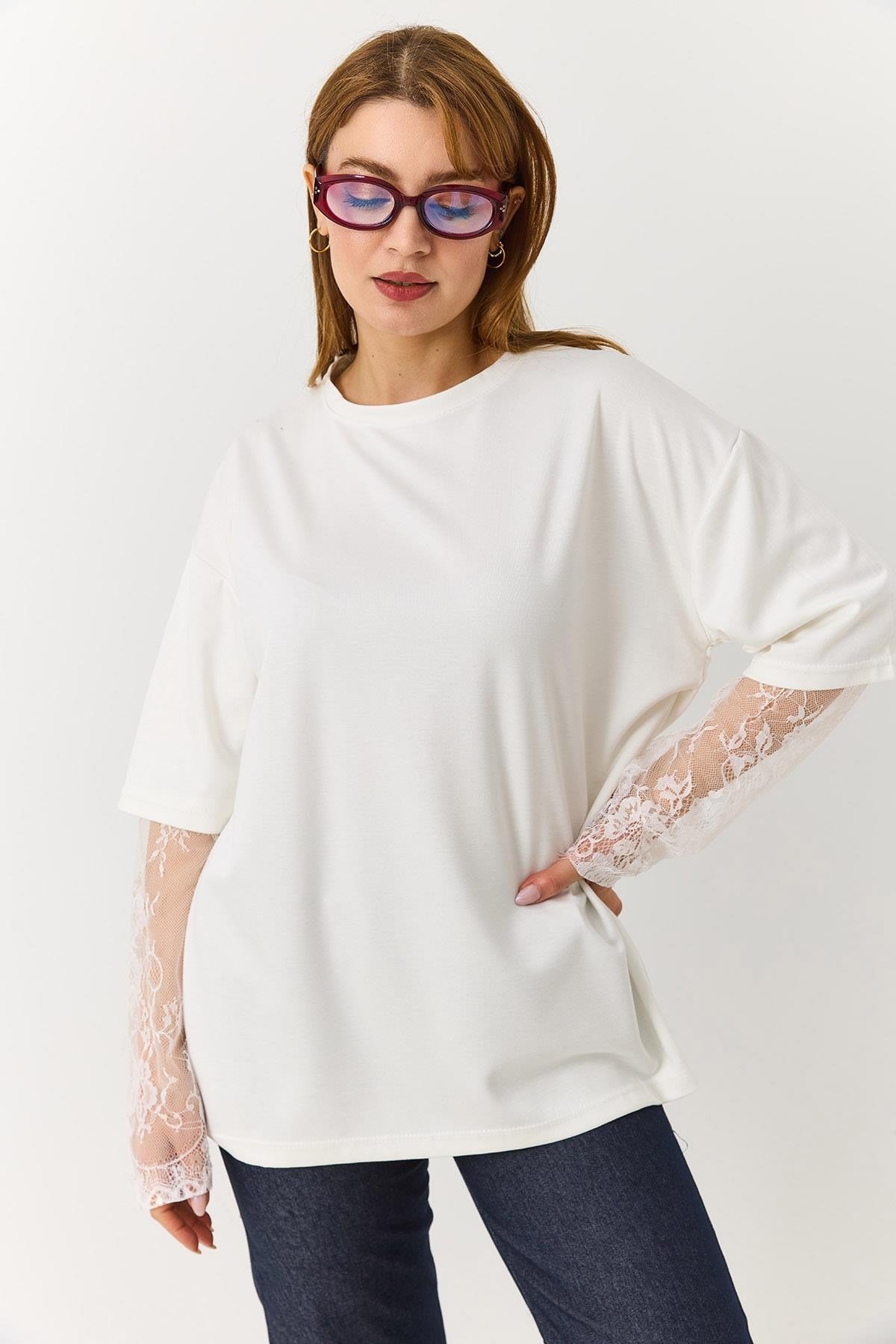 Beyaz Kolu Dantelli Oversize Tişört
