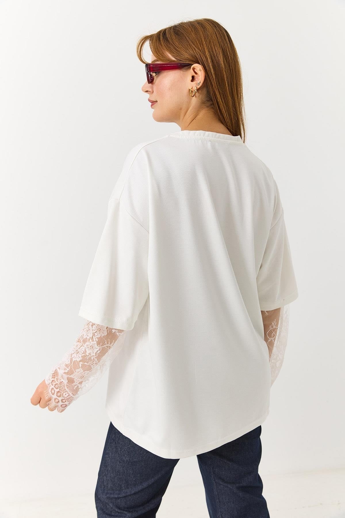Beyaz Kolu Dantelli Oversize Tişört