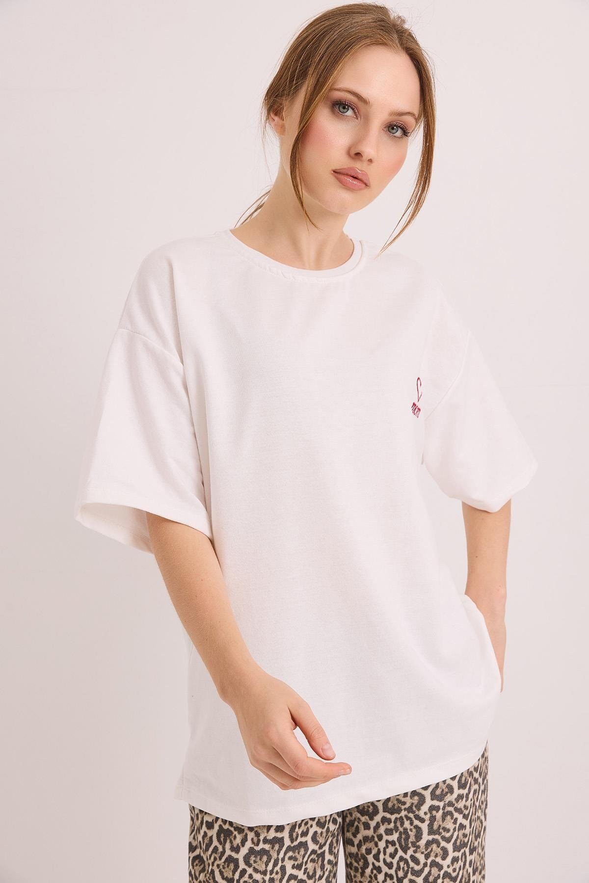 Beyaz Nakışlı Oversize Tişört