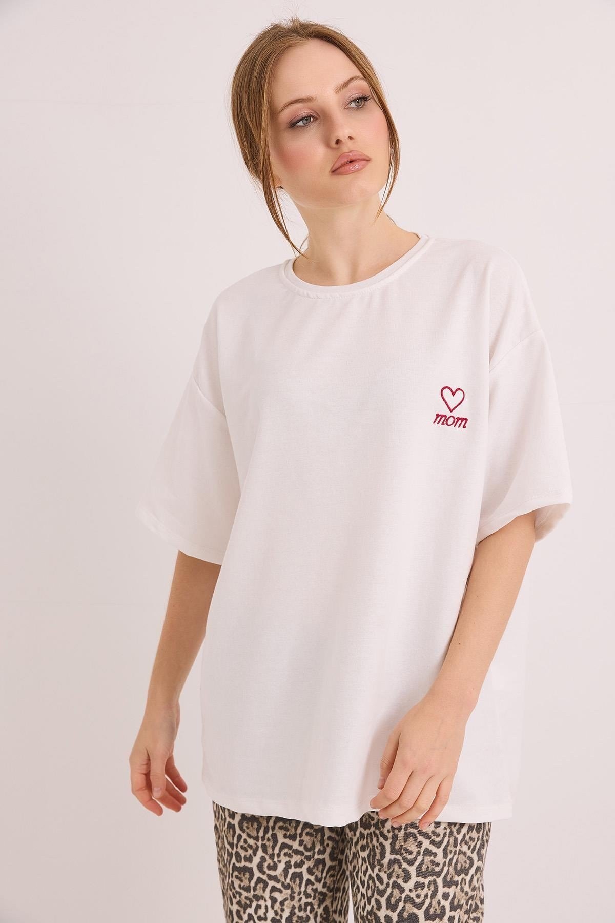 Beyaz Nakışlı Oversize Tişört