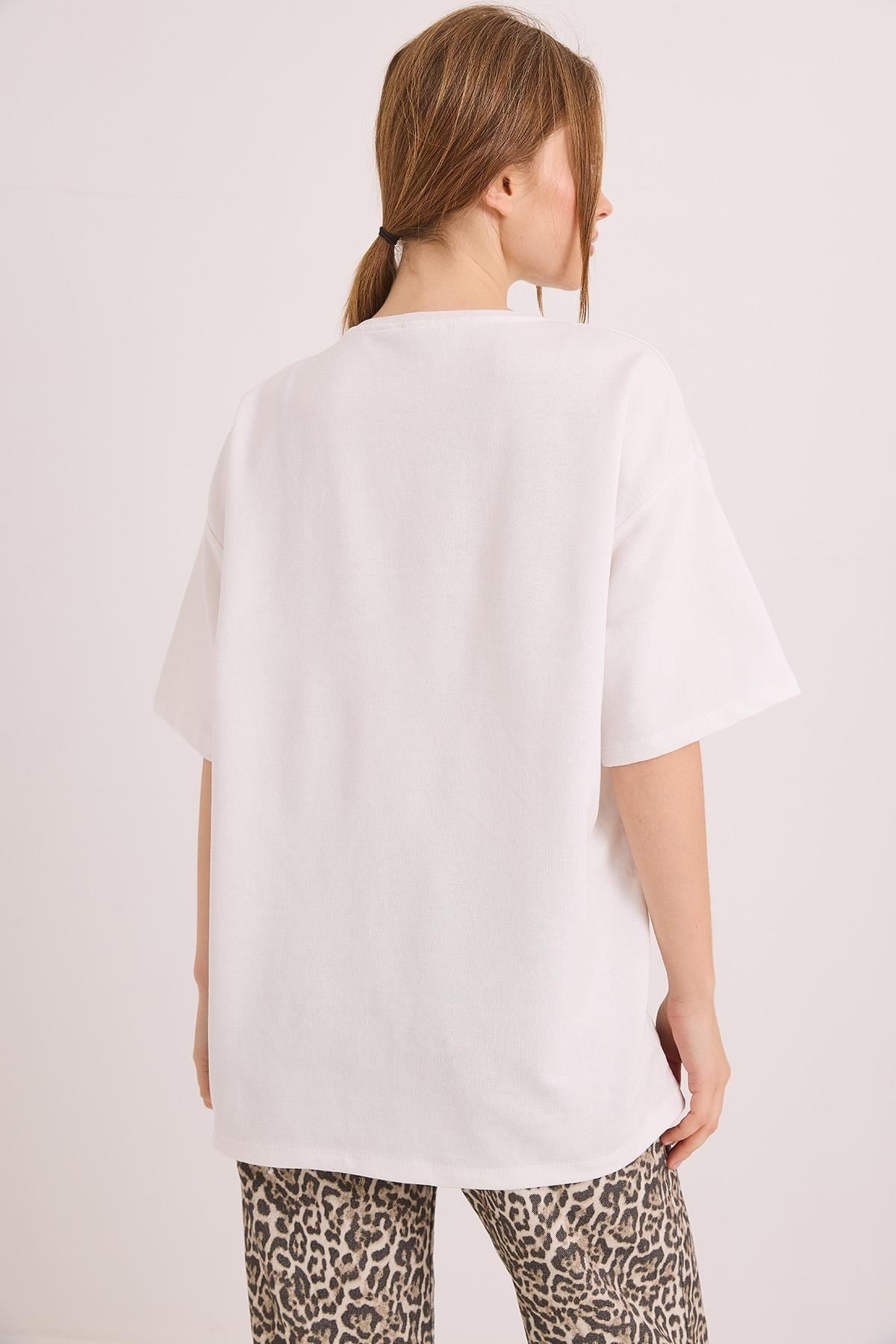 Beyaz Nakışlı Oversize Tişört