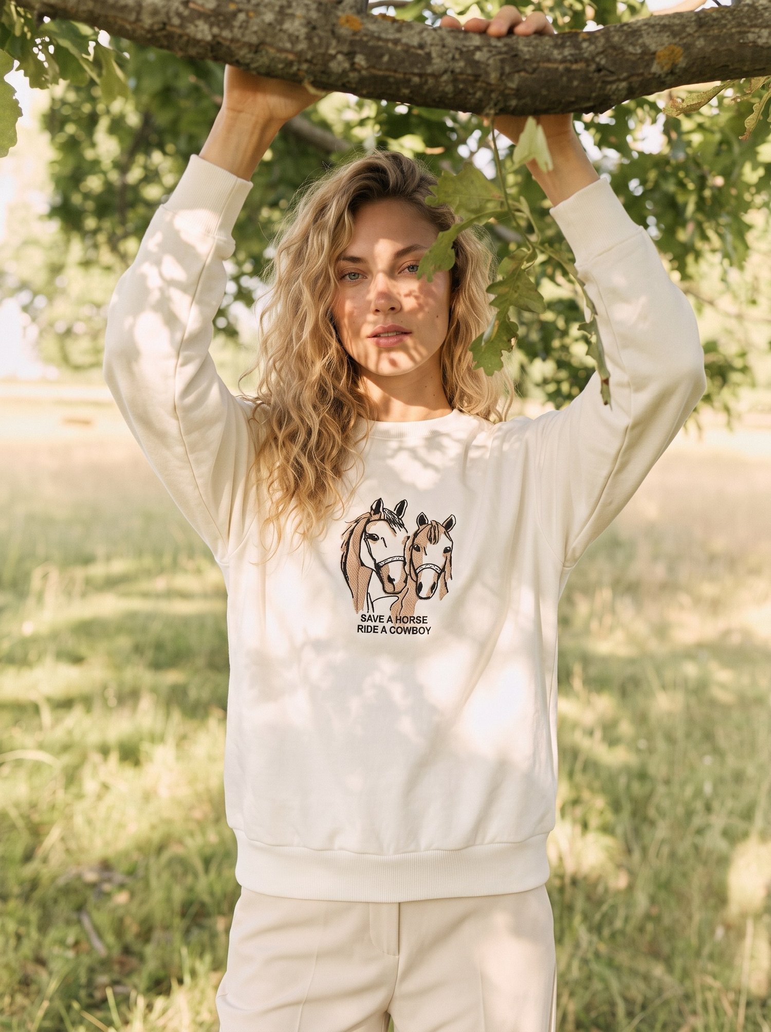 Beyaz Nakışlı Üç İplik Sweatshirt