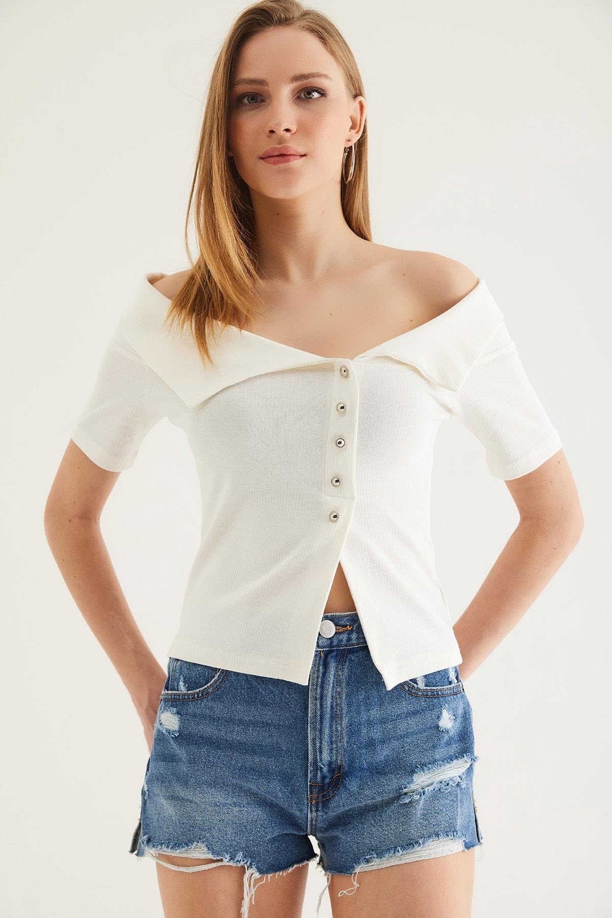 Beyaz Omuz Açık Düğmeli Bluz