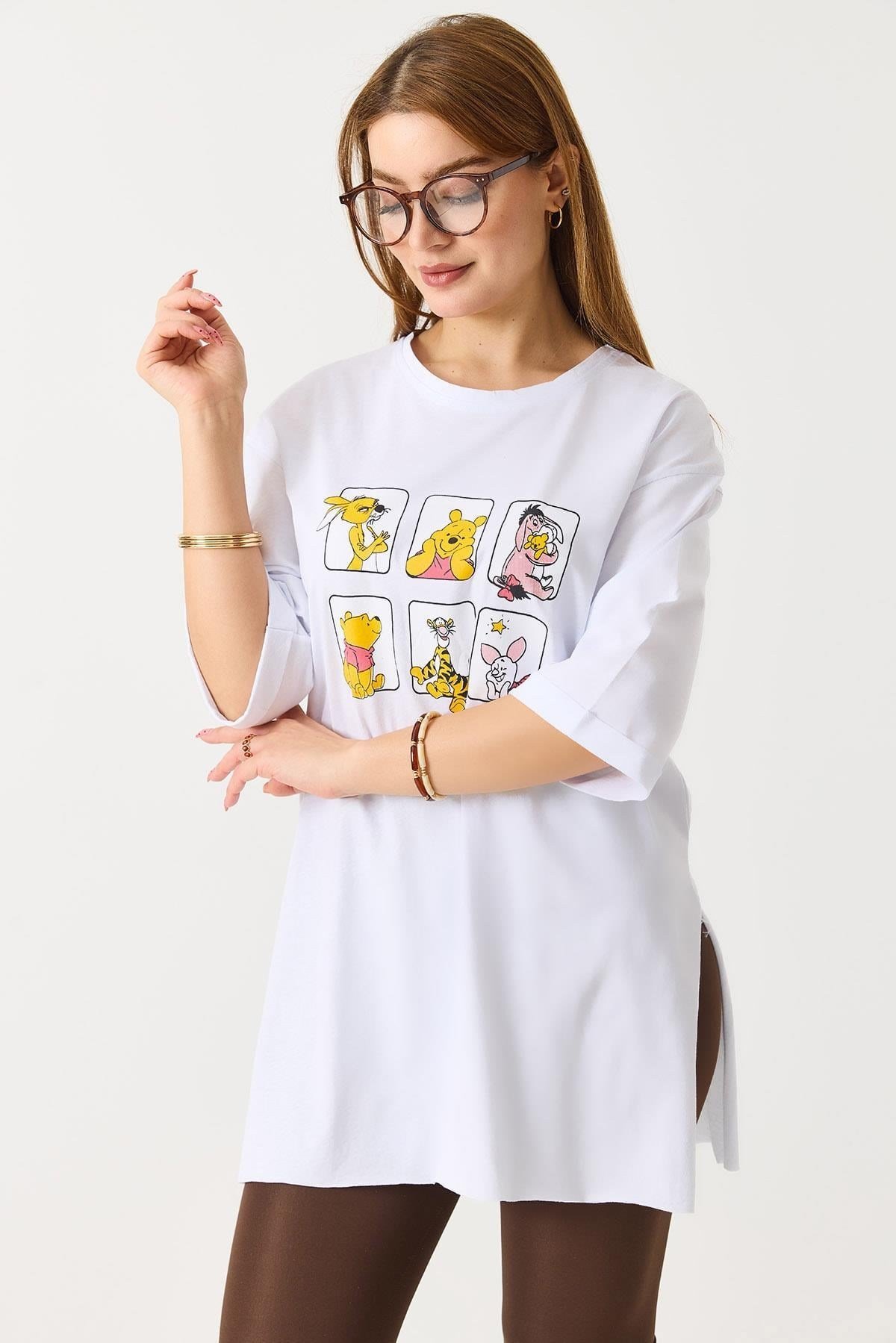 Beyaz Yırtmaçlı Oversize Baskılı Tişört