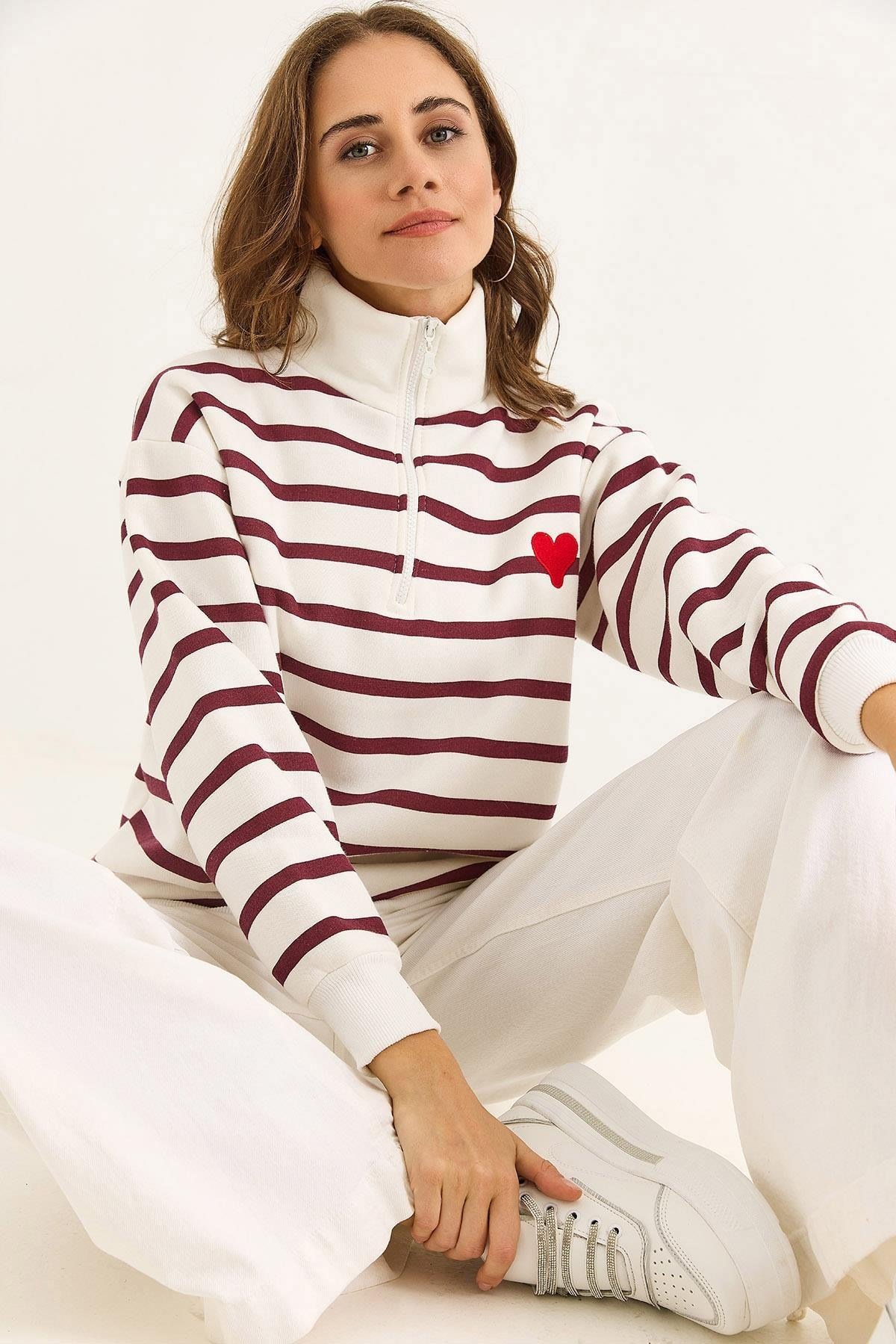 Bordo Çizgili Kalp Nakışlı Sweatshirt