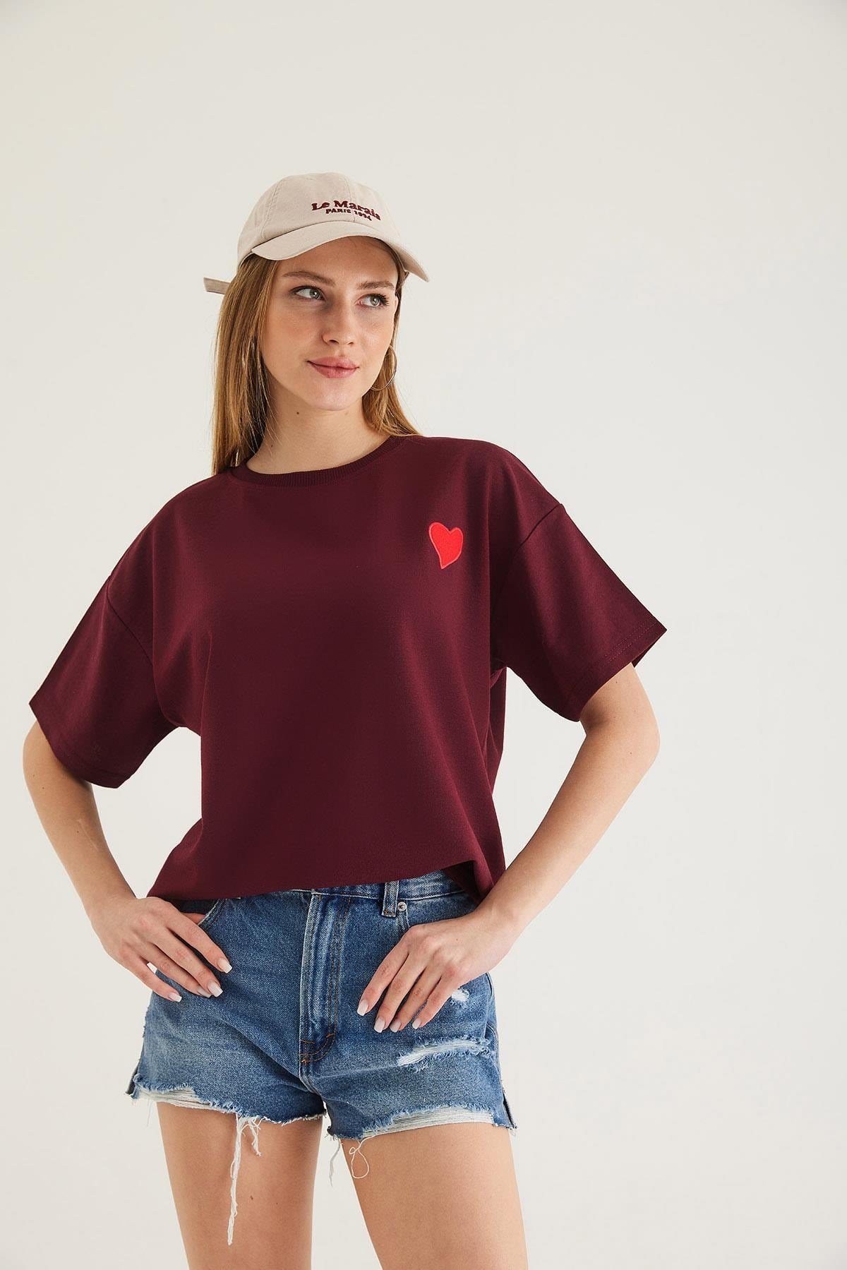 Bordo Kalp Nakışlı Basic Tişört