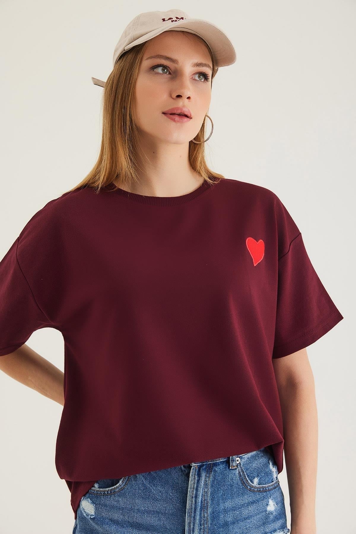Bordo Kalp Nakışlı Basic Tişört