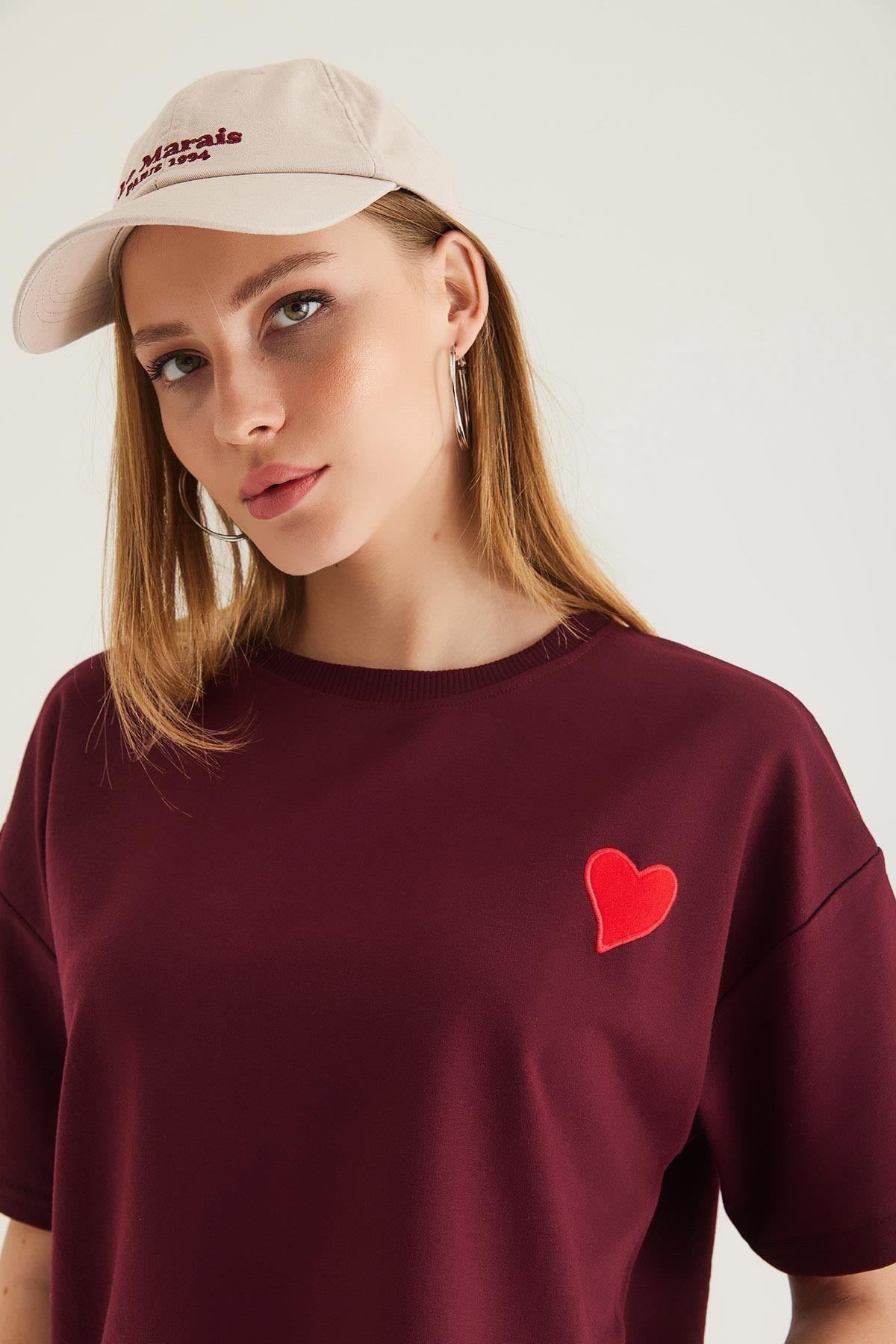 Bordo Kalp Nakışlı Basic Tişört
