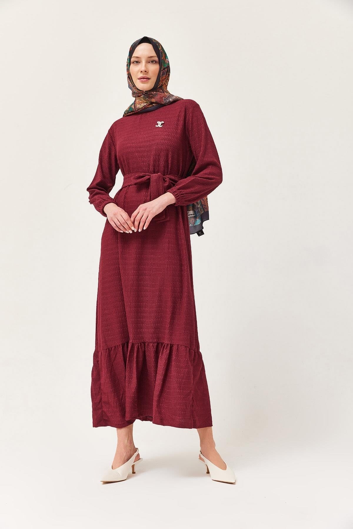 Bordo Kuşaklı Katlı Elbise