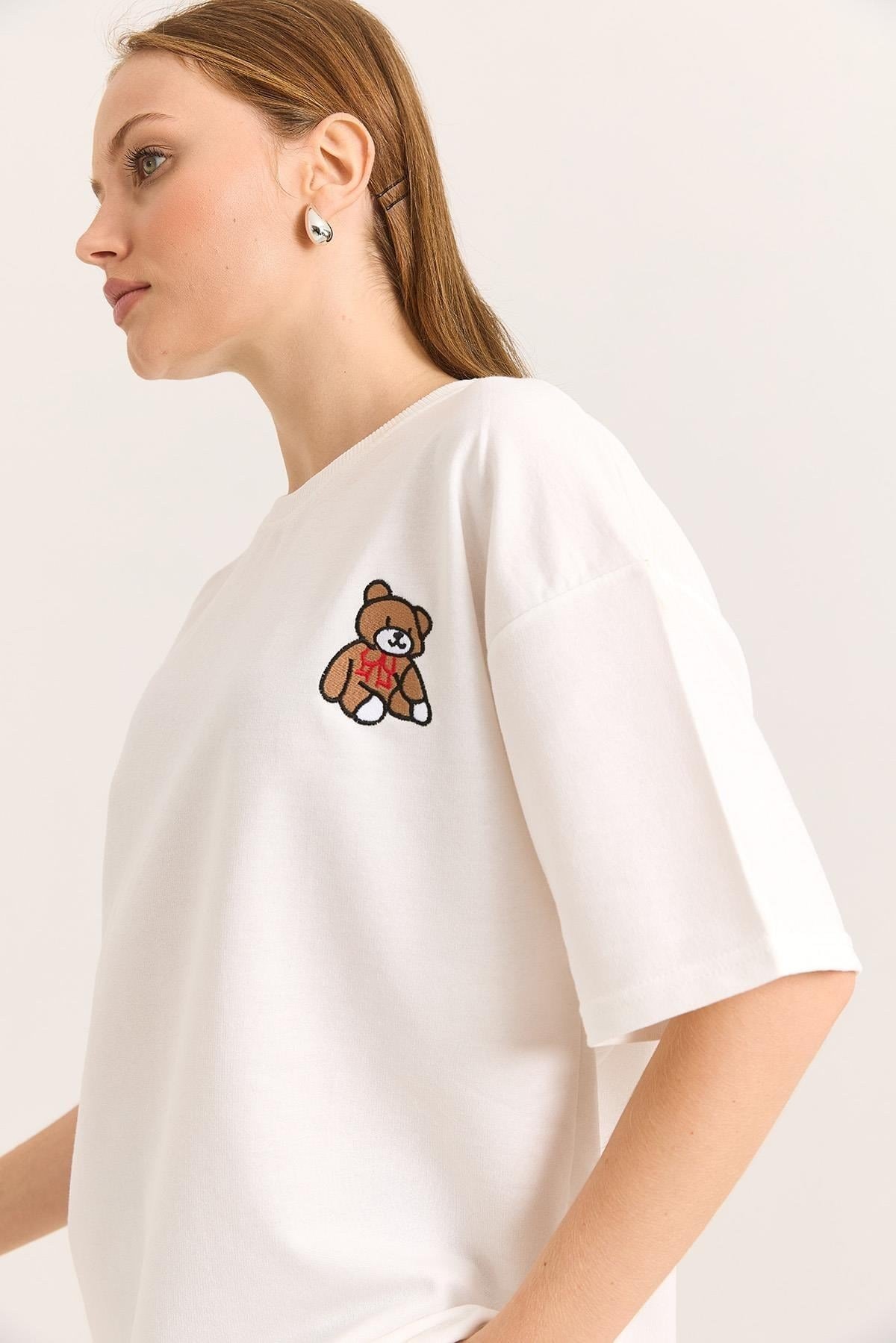 Ekru Ayıcık Nakışlı Oversize Tişört