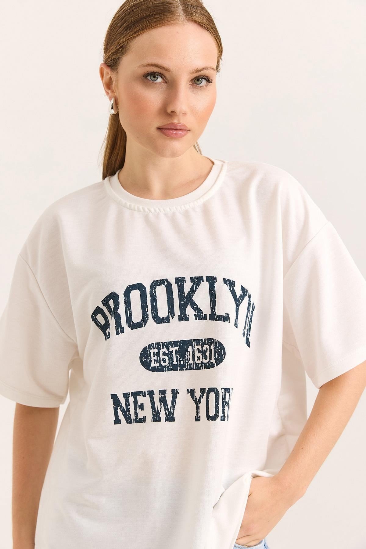 Ekru Brooklyn Baskılı Oversize Tişört