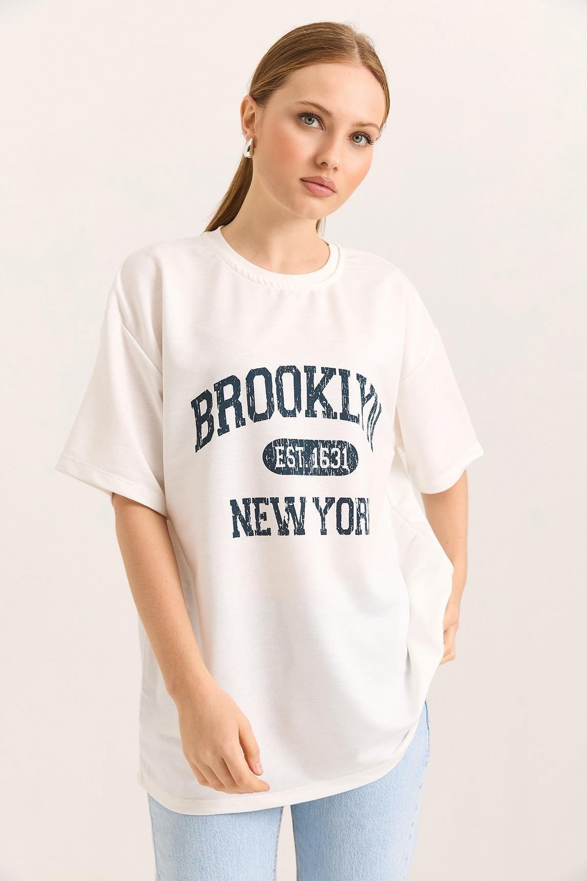 Ekru Brooklyn Baskılı Oversize Tişört