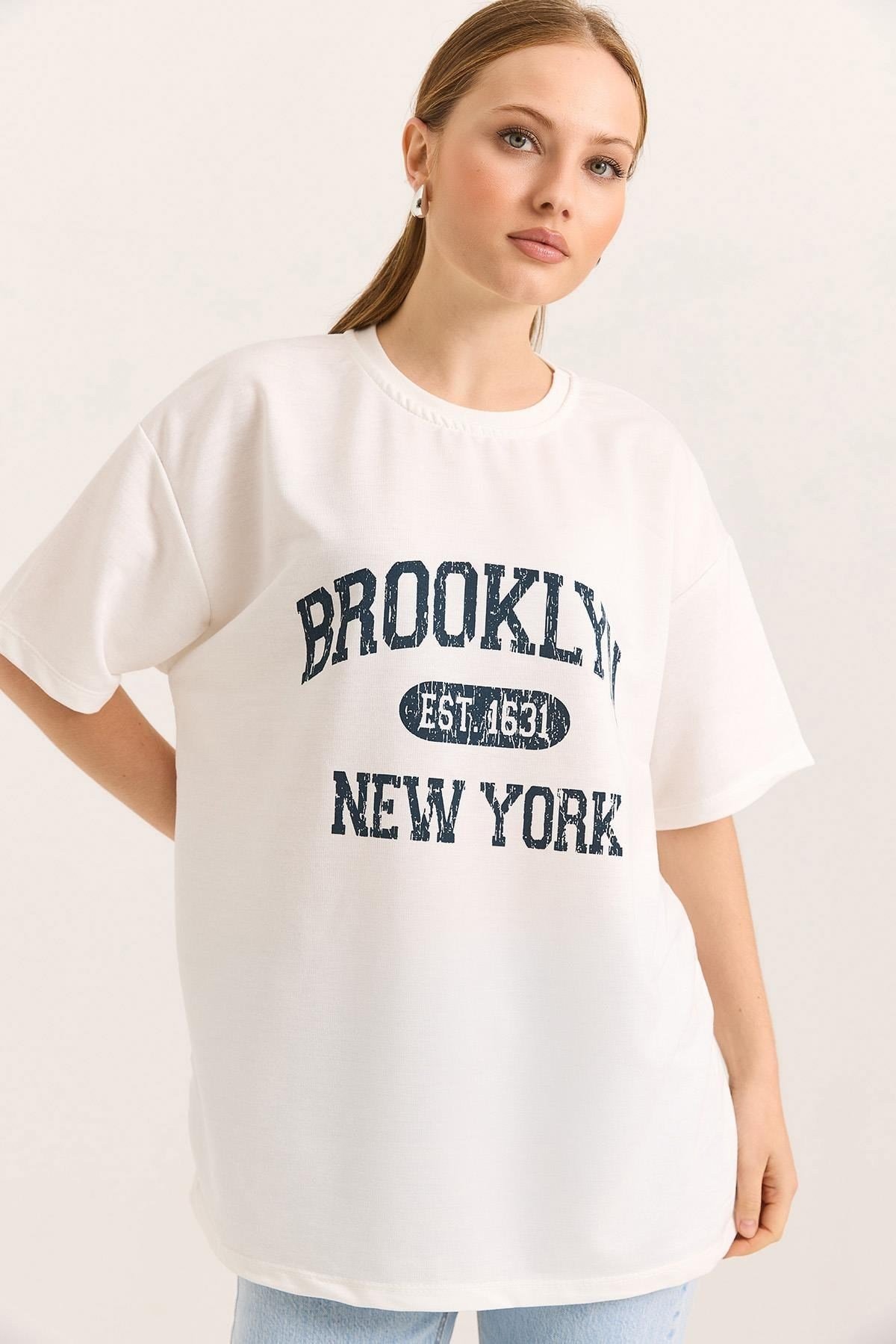 Ekru Brooklyn Baskılı Oversize Tişört