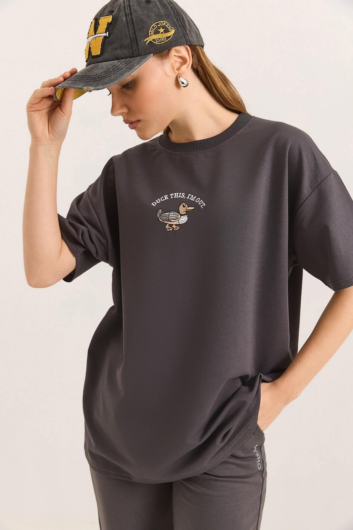 Füme Duck Nakışlı Oversize Tişört
