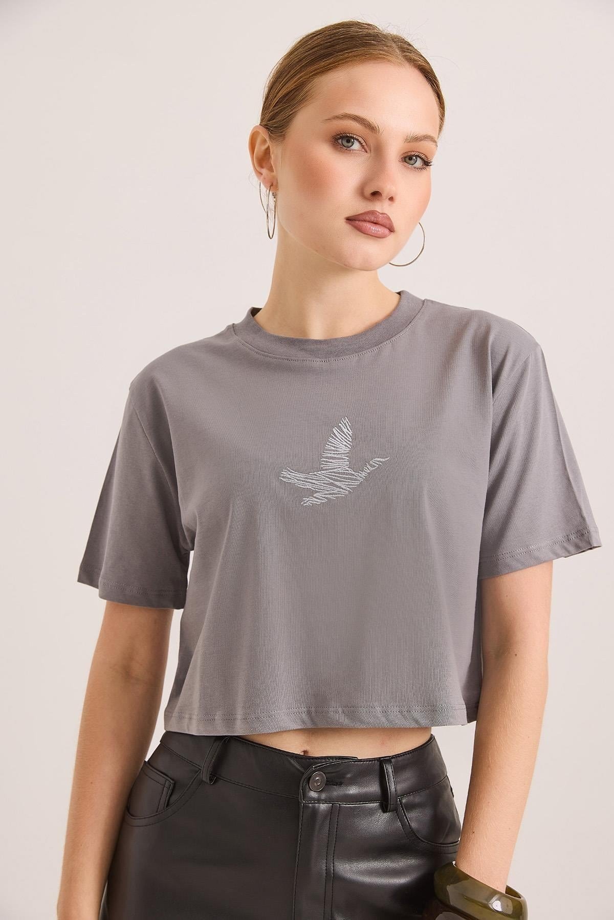 Füme Kuş Baskılı Crop Tişört