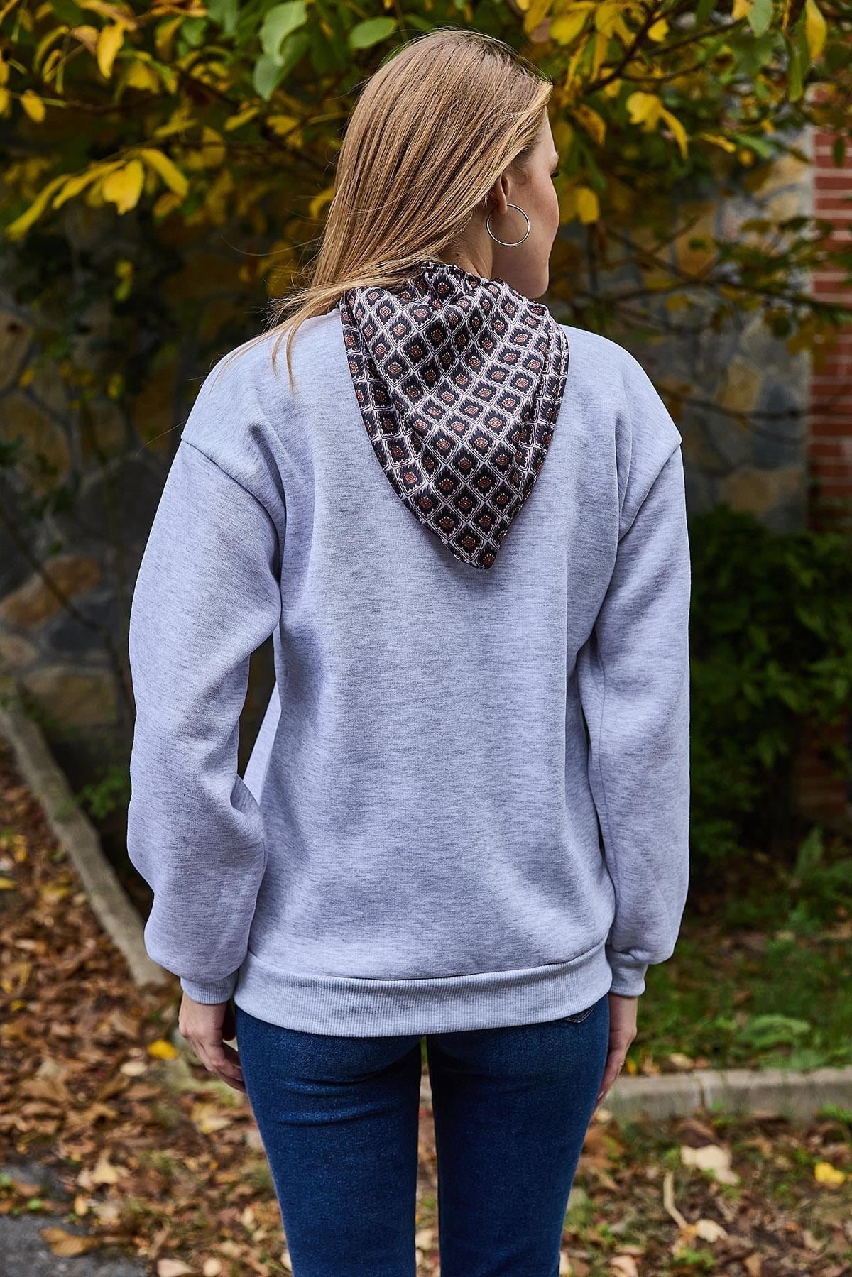 Gri Fularlı Ceylan Nakışlı Sweatshirt