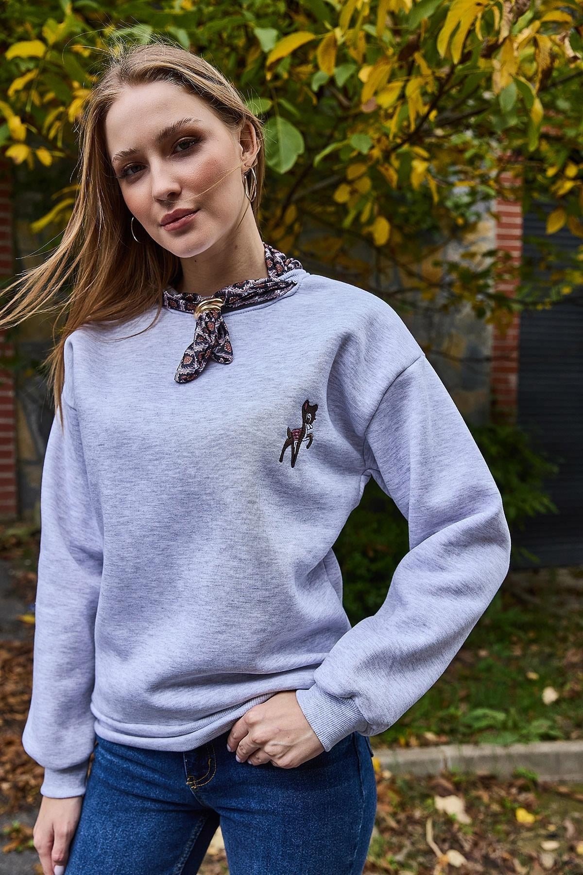 Gri Fularlı Ceylan Nakışlı Sweatshirt