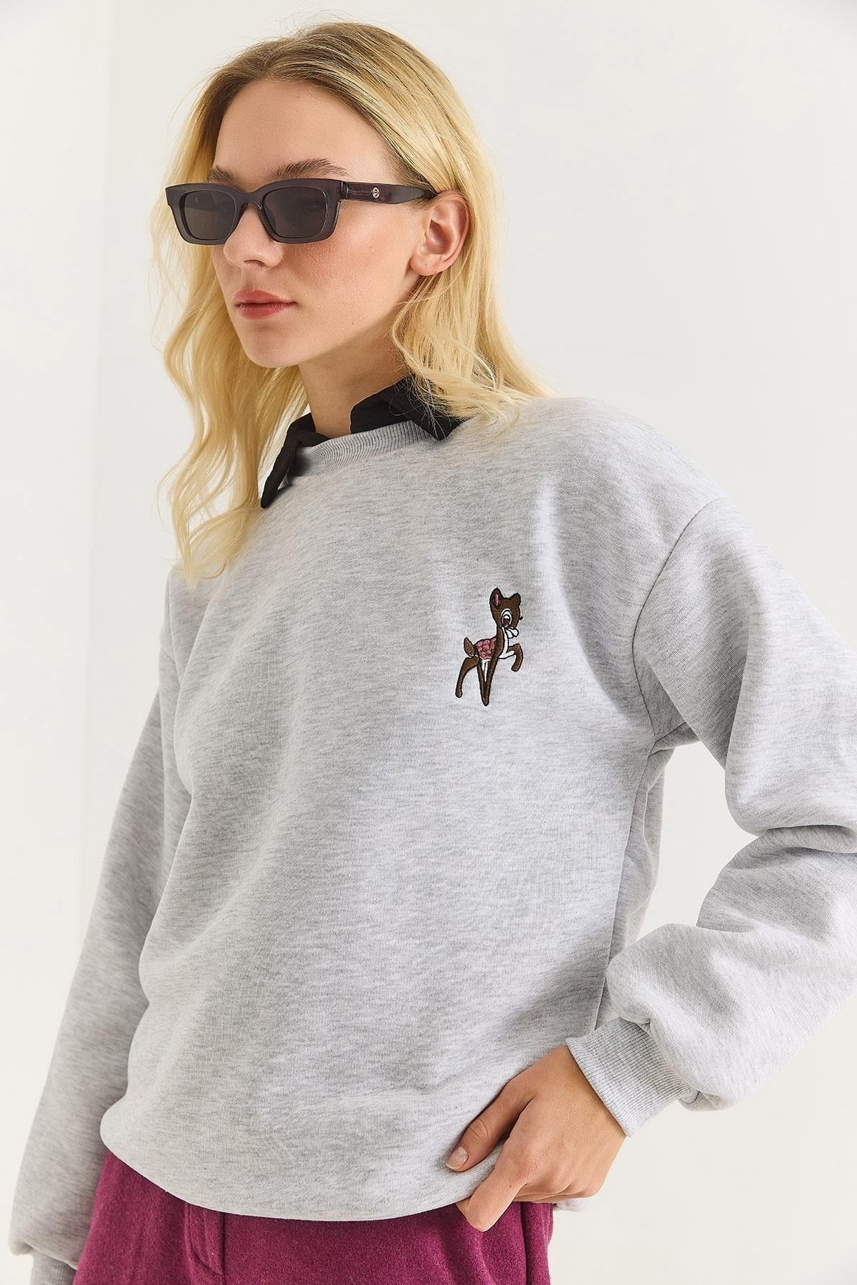 Gri Geyik Nakışlı Sweatshirt