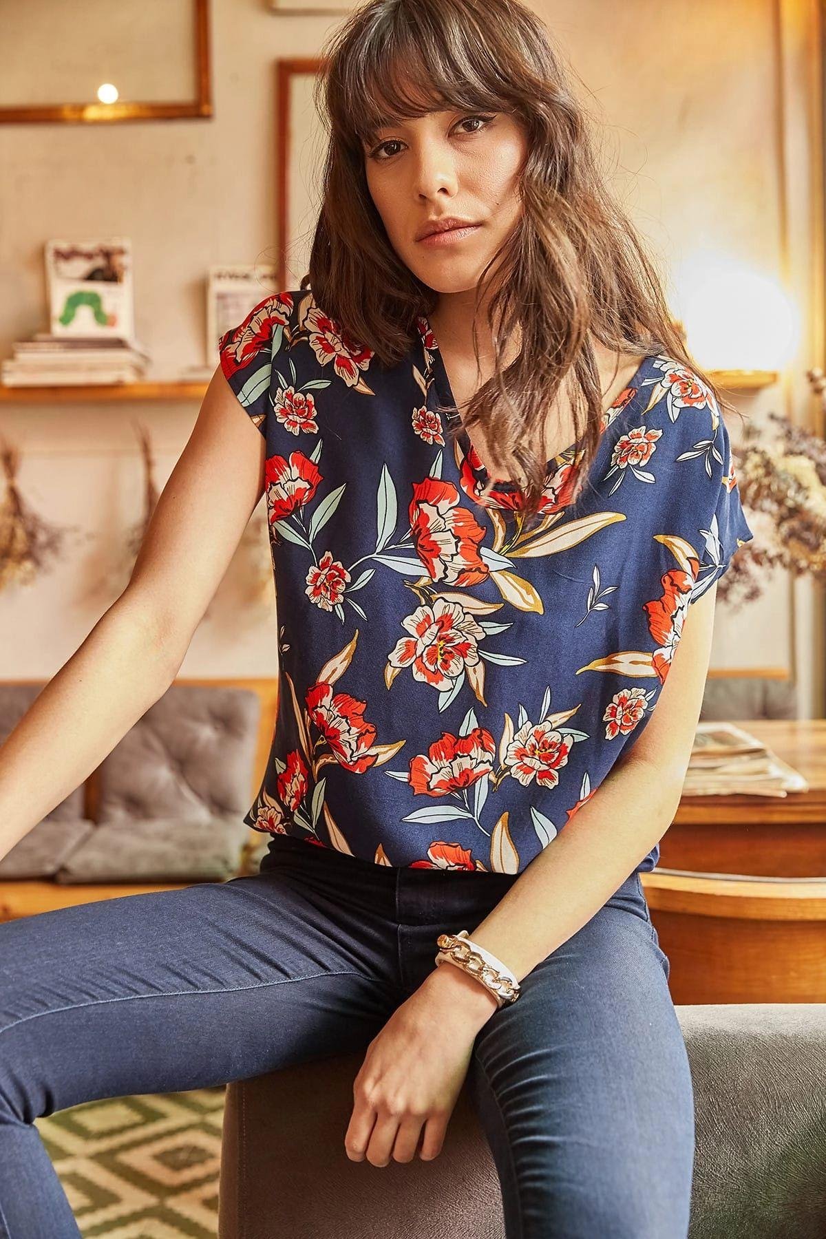 lacivert-cicekli-oversize-bluz-7183c1.jpg