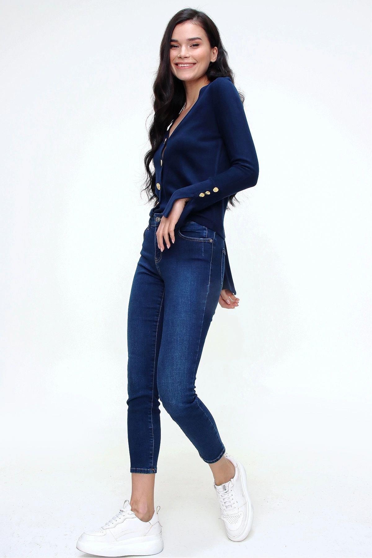 lacivert-dugmeli-hirka-95cf8d.jpg