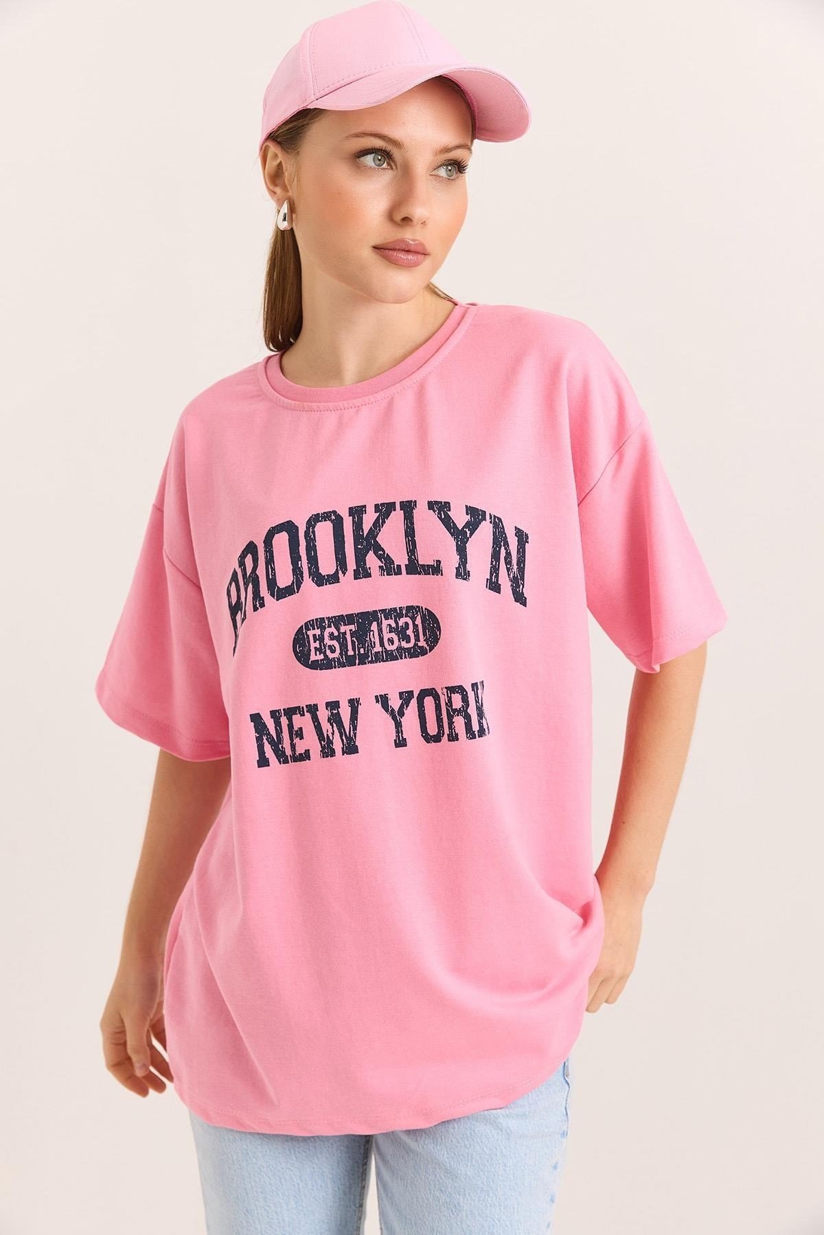 Pembe Brooklyn Baskılı Oversize Tişört