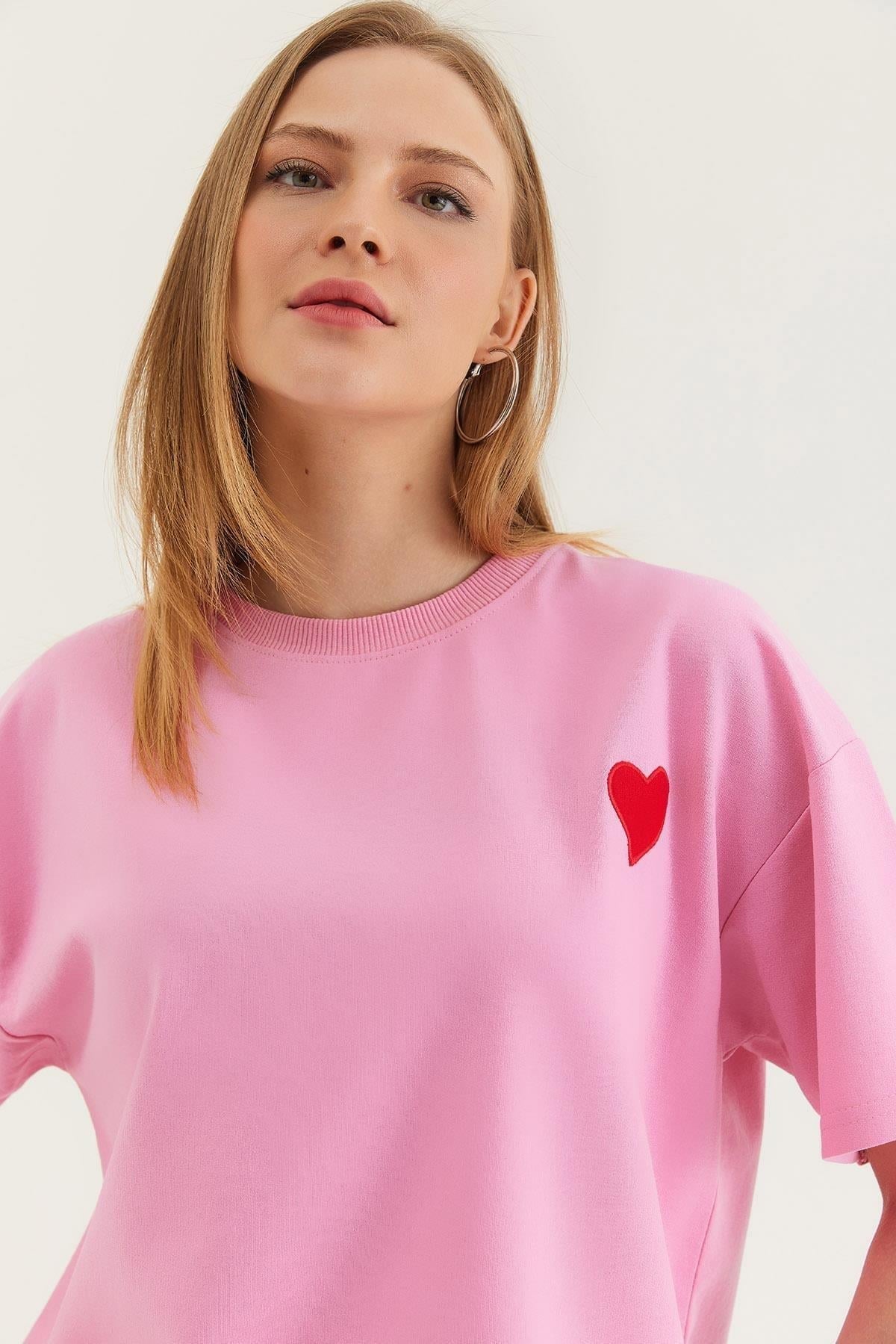 Pembe Kalp Nakışlı Oversize Tişört