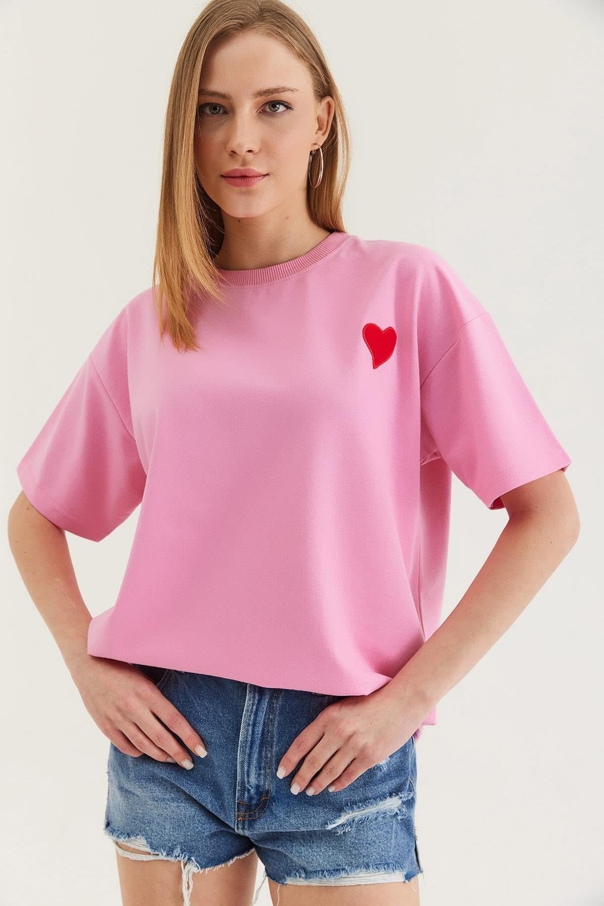 Pembe Kalp Nakışlı Oversize Tişört