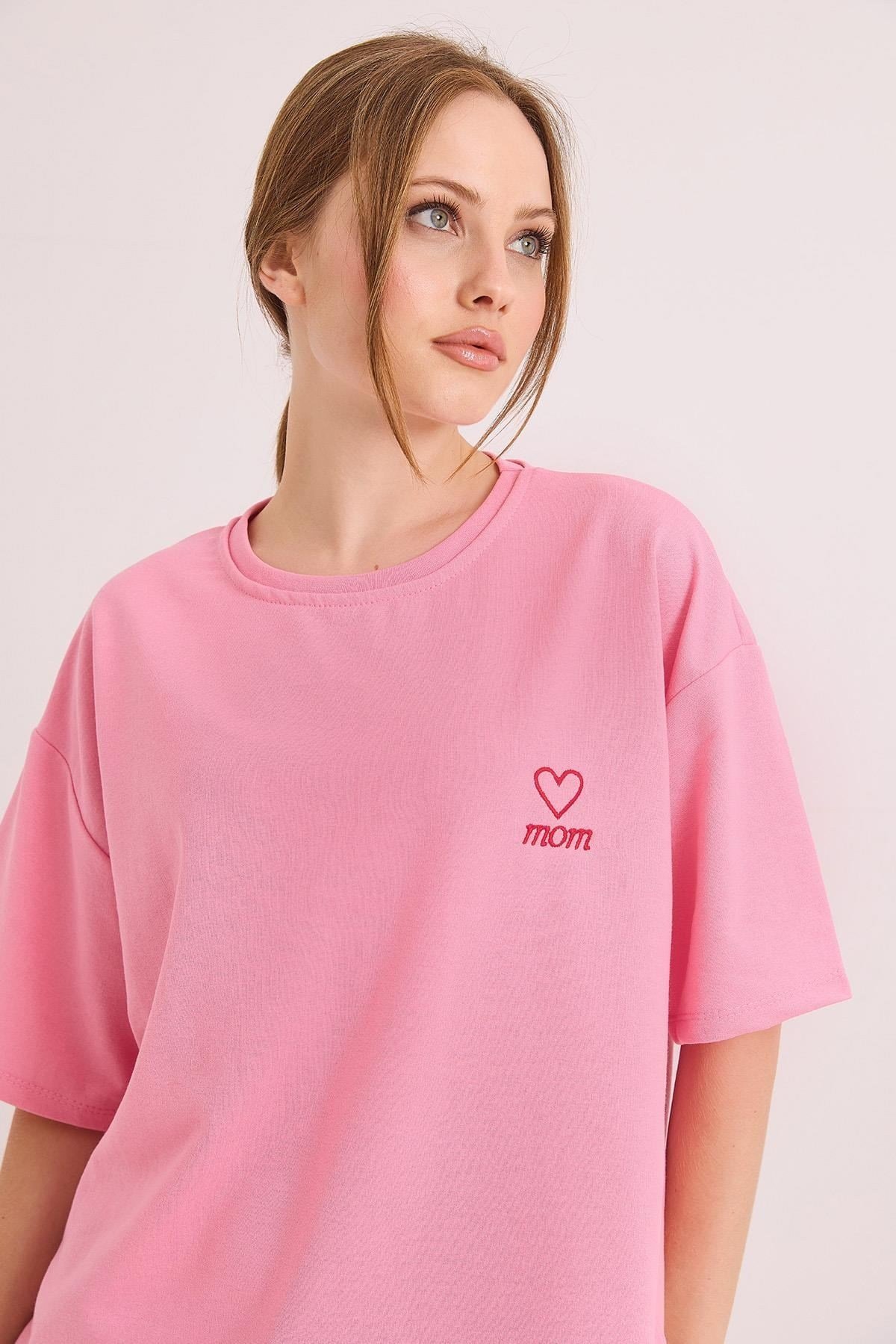 Pembe Nakışlı Oversize Tişört