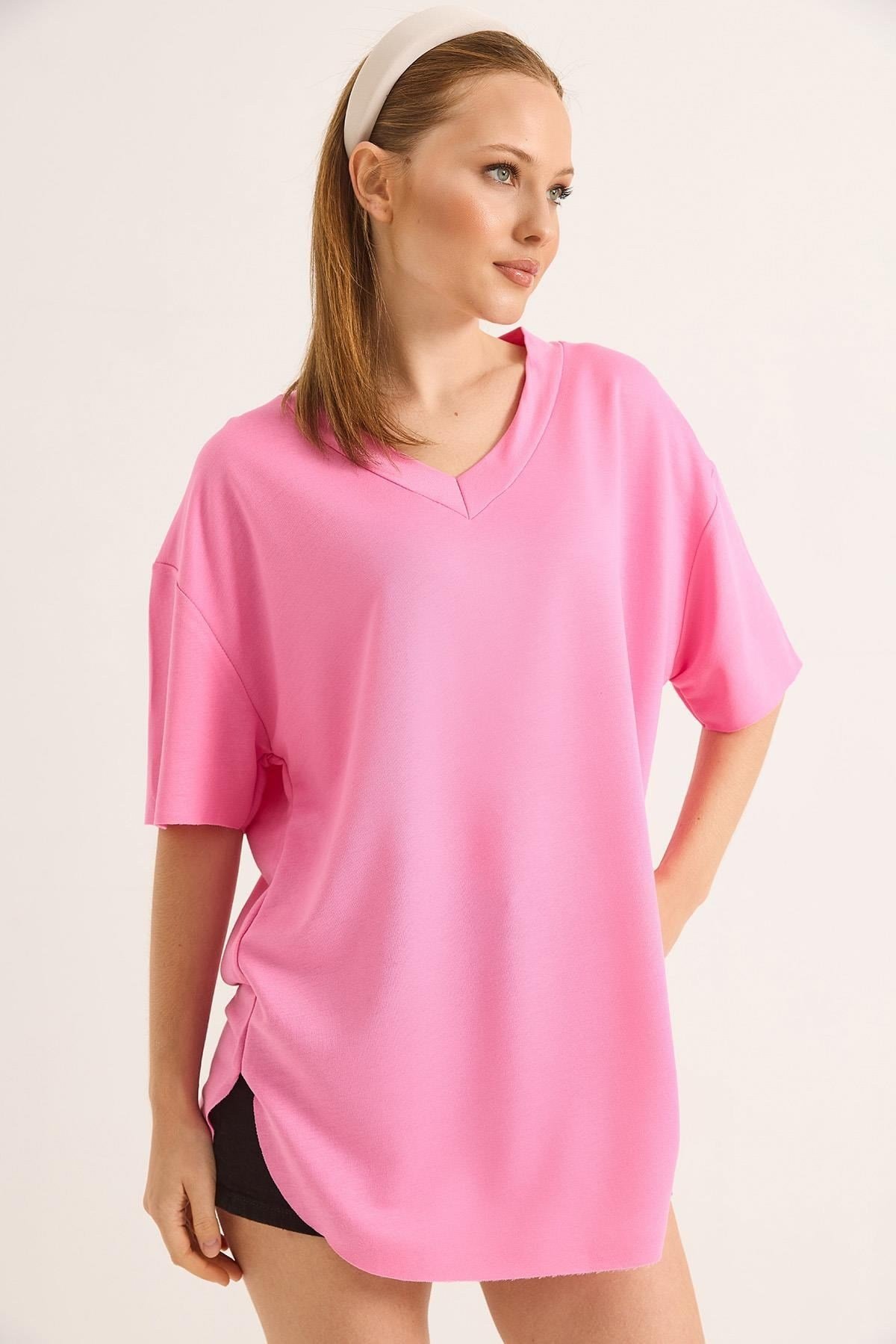 Pembe V Yaka Basic Tişört