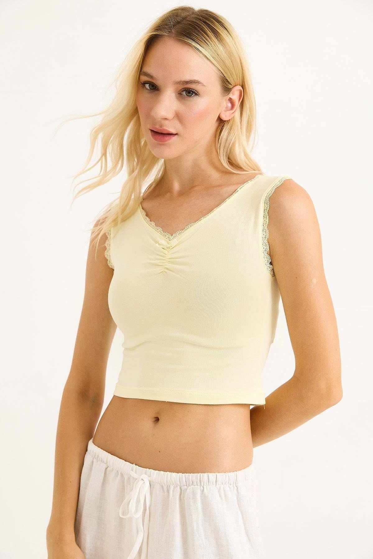 Sarı Güpürlü Büzgülü Crop Bluz