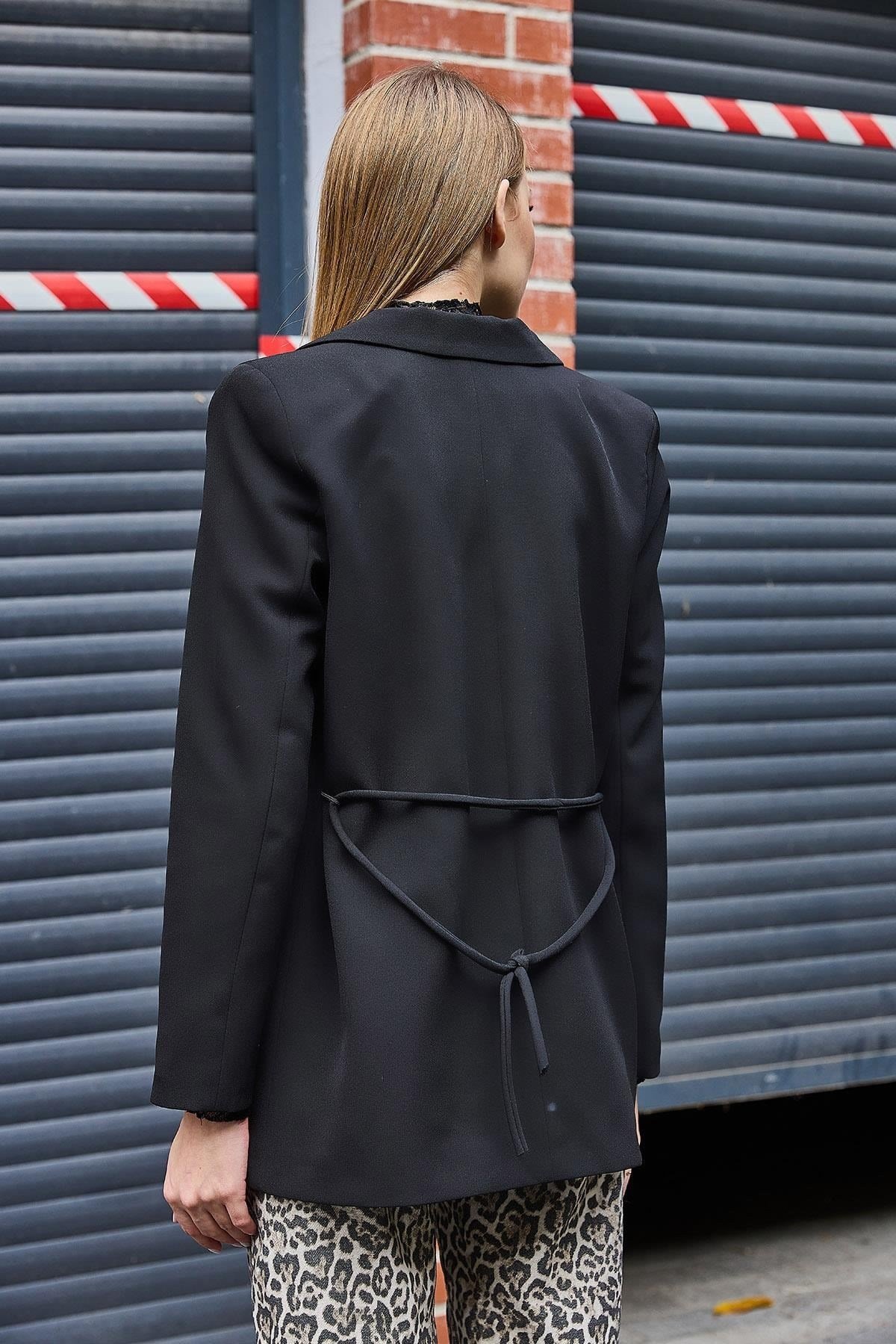 Siyah Arkası Kuşaklı Blazer Ceket