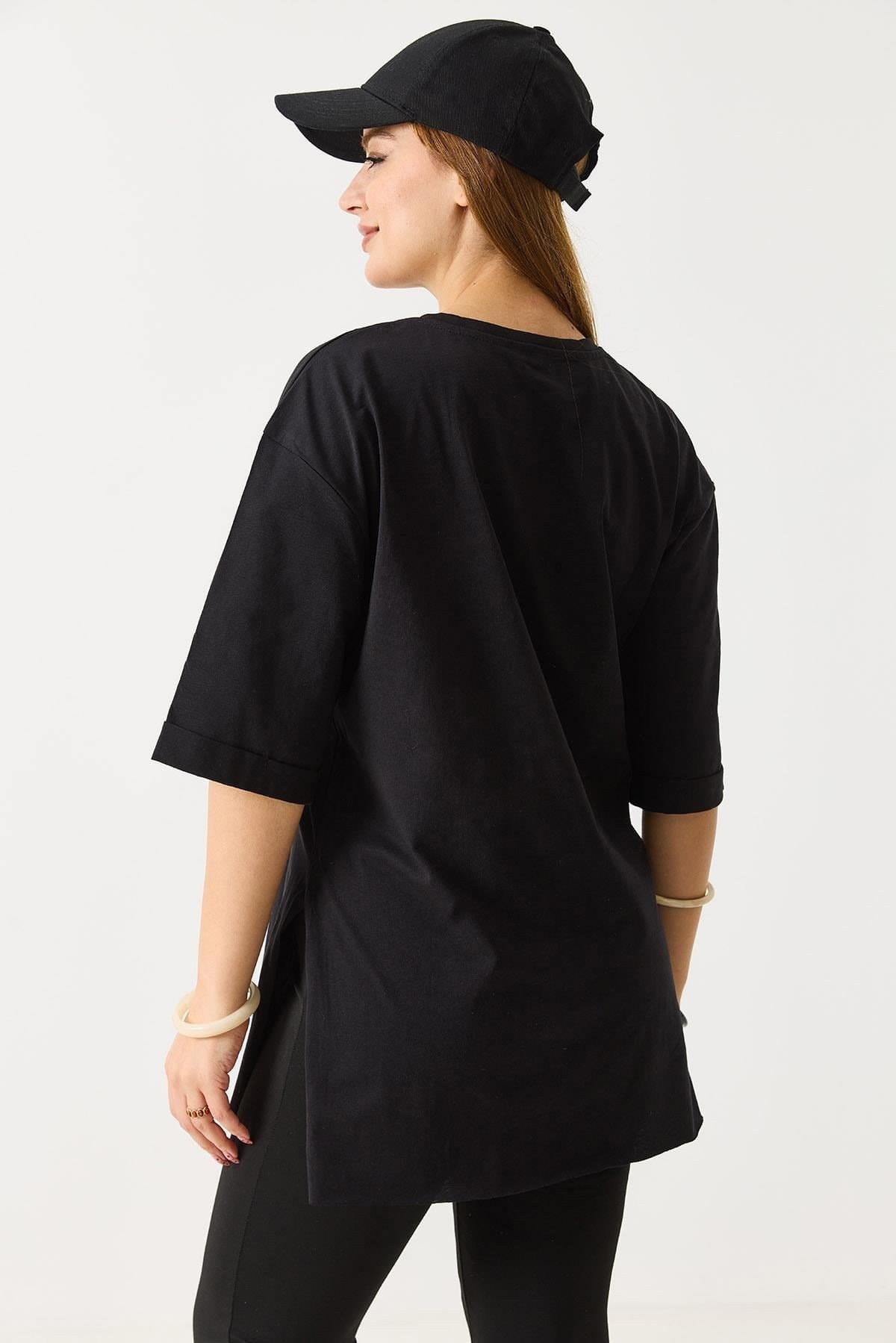 Siyah Baskılı Yırtmaçlı Oversize Tişört