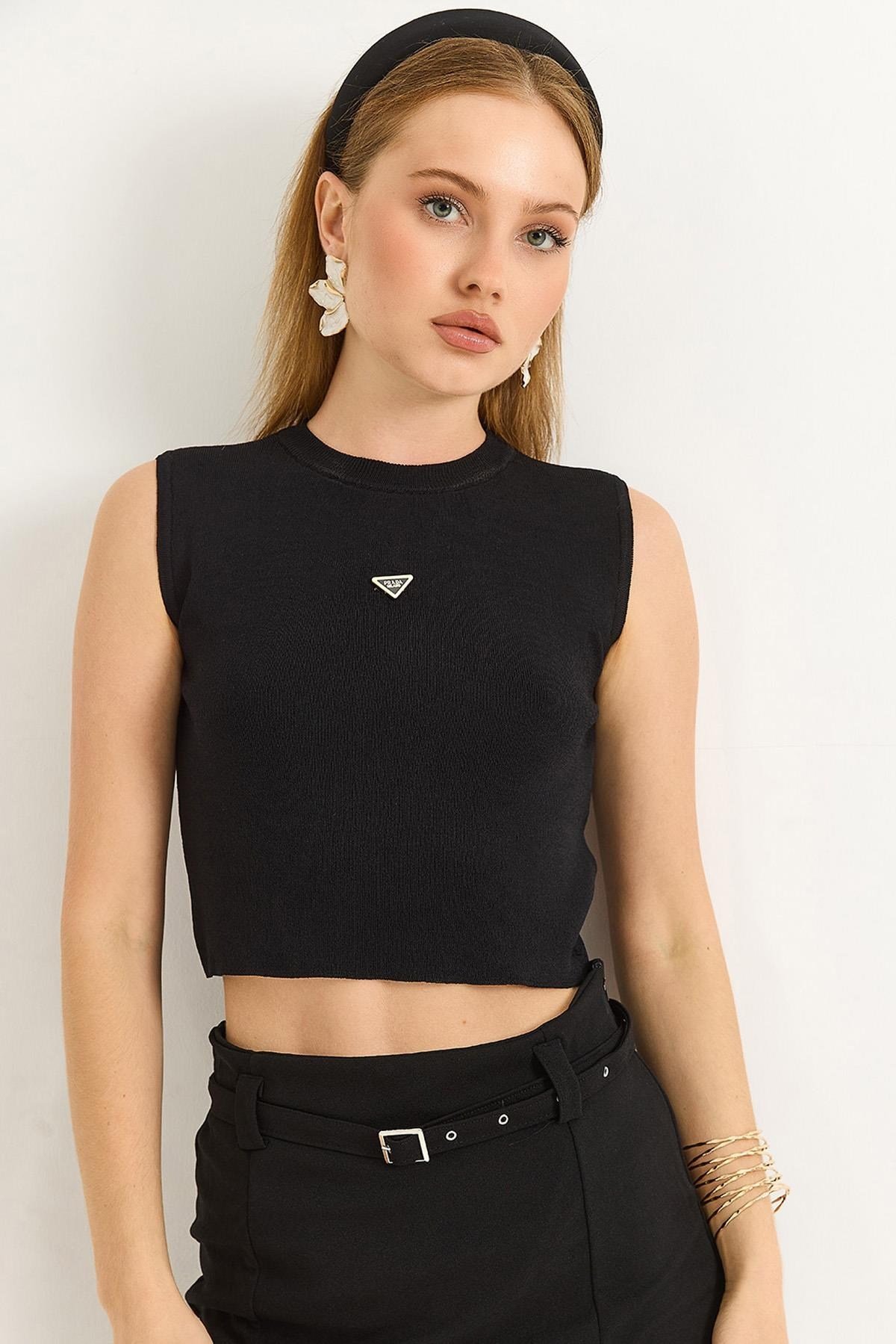 Siyah Bisiklet Yaka Crop Bluz