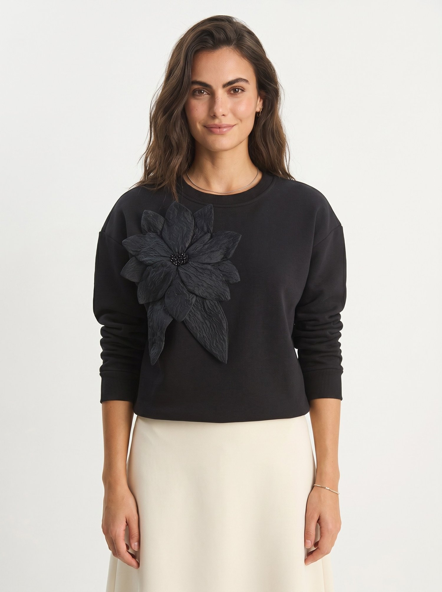Siyah Çiçek Aksesuarlı Sweatshirt